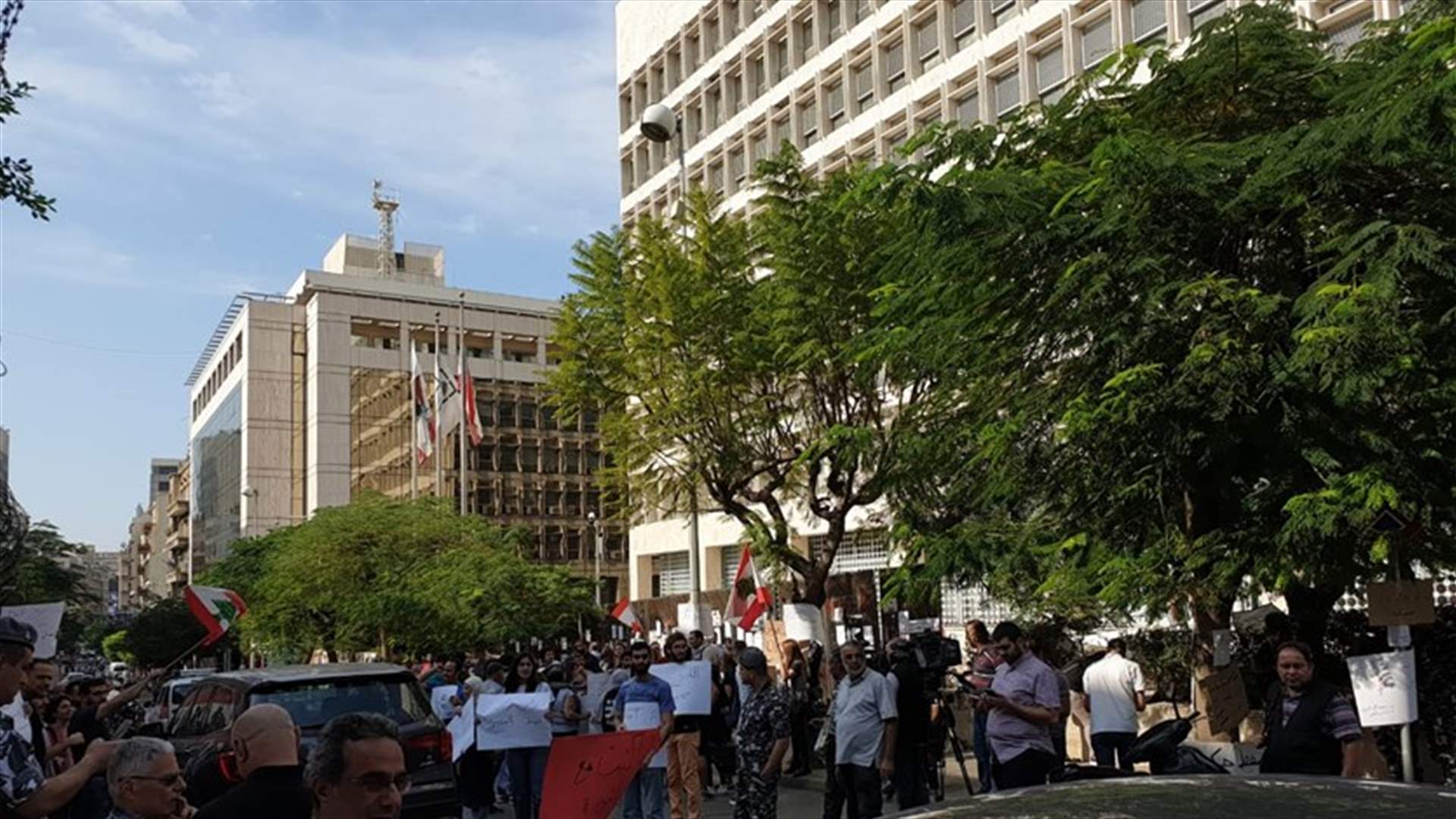 قطع الطريق أمام مصرف لبنان ومحاولات لدخول الباحة
