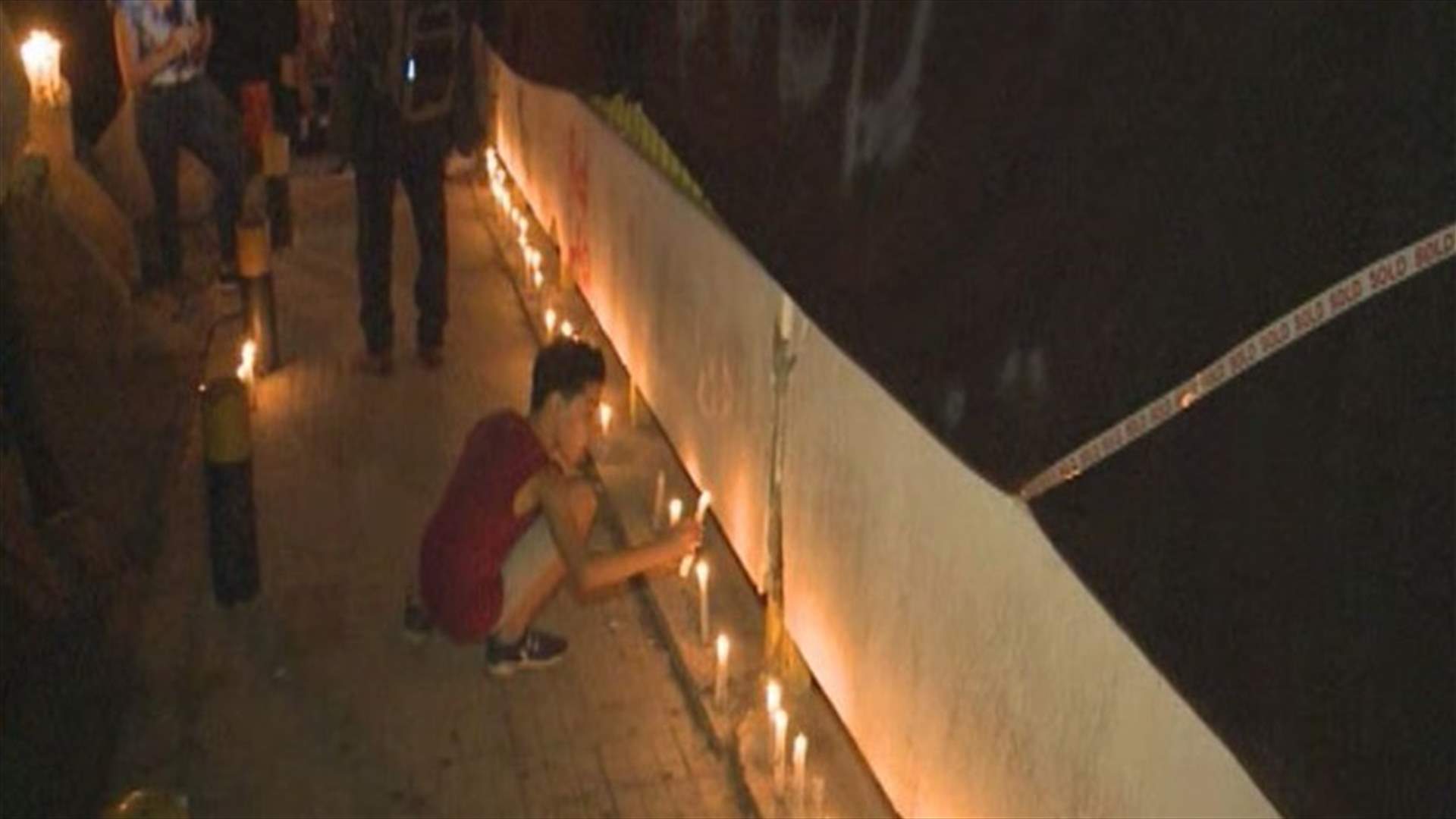 المعتصمون أمام كهرباء لبنان أضاءوا الشموع وسيجوا محيط المؤسسة بالقماش الأسود