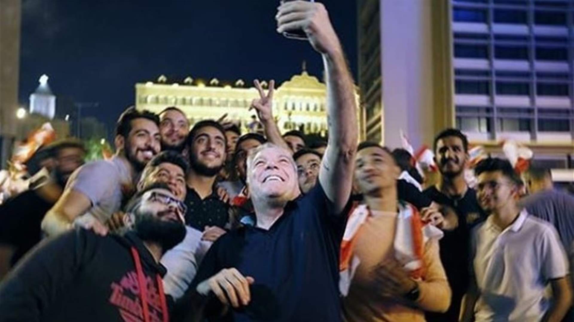 علي جابر يتوسط المتظاهرين..." شباب لبنان للمرة الأولى في تاريخ البلد أمام سياسييه"