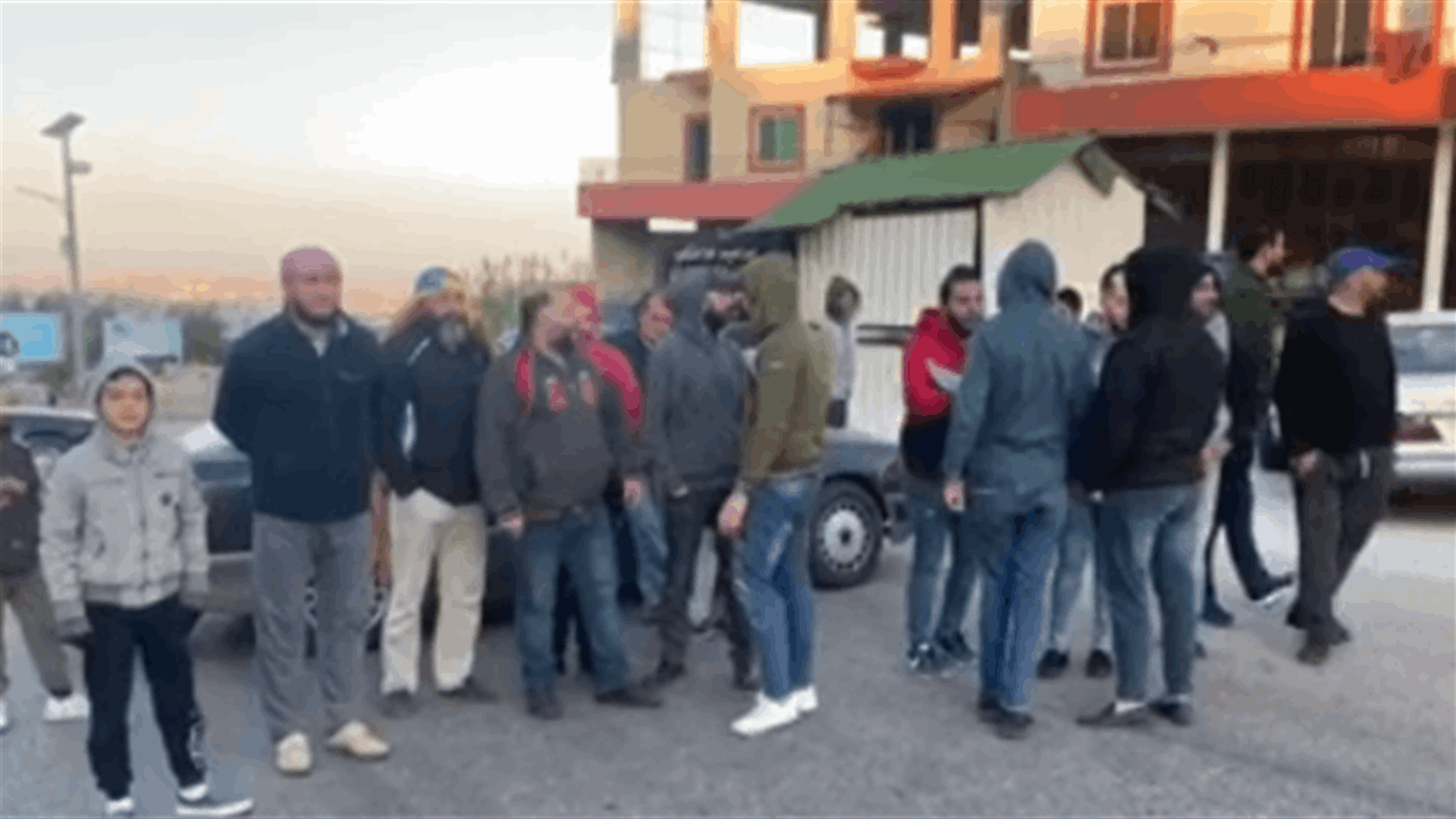 قطع الطريق العام الذي يصل بلدة البيرة بالقبيات (فيديو)