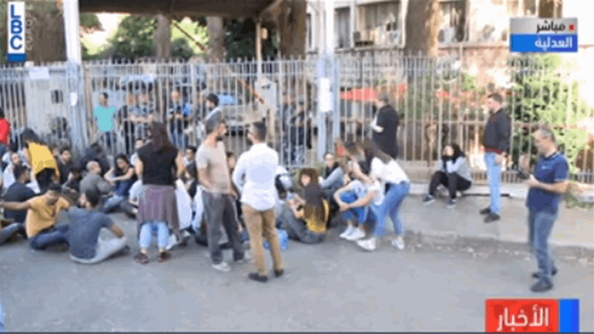المتظاهرون يرفضون فتح مدخل قصر العدل (فيديو)