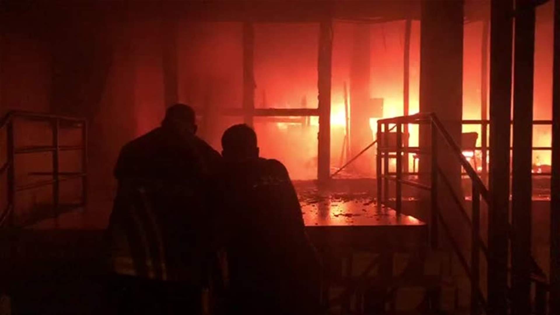 اندلاع حريق كبير بمركز أوجيرو في حمانا (فيديو)