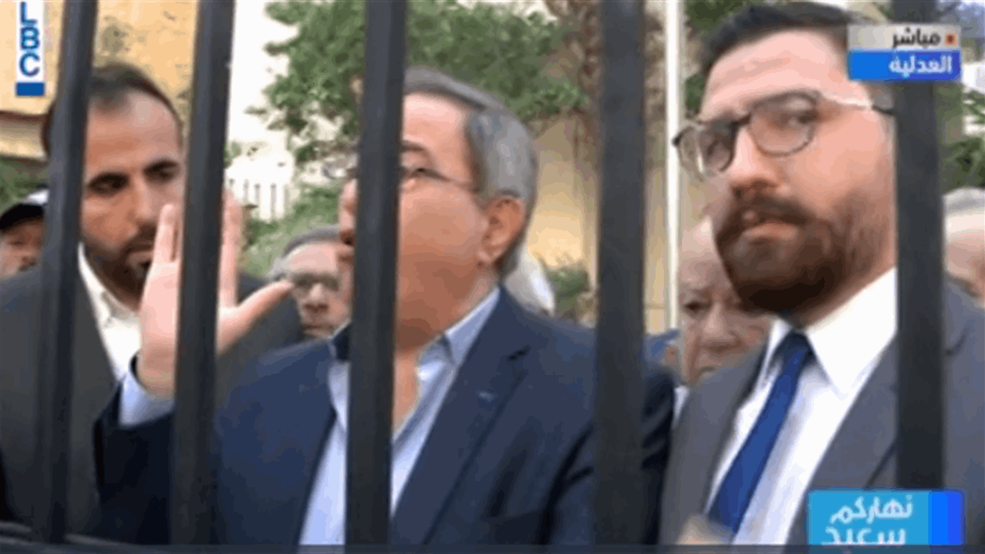 امين سر نقابة المحامين للمتظاهرين أمام بيت المحامي: نعتذر عن اي خطأ حصل (فيديو)