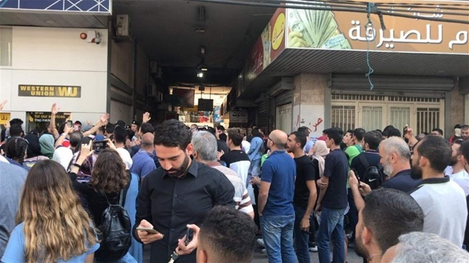 Protesters close exchange shops in Sidon-[VIDEO]