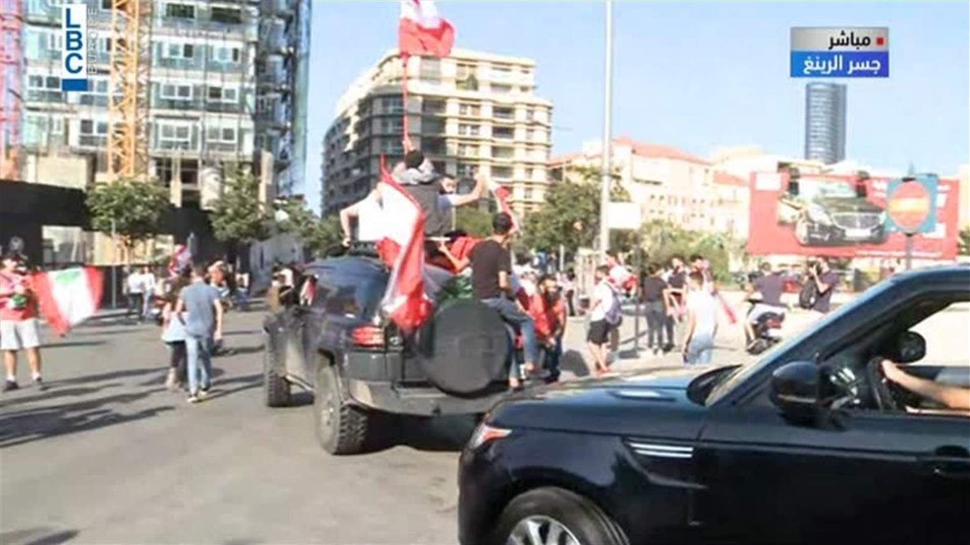 Students hold sit-in at Ring bridge before heading to Riyad al-Soleh Square-[VIDEO]