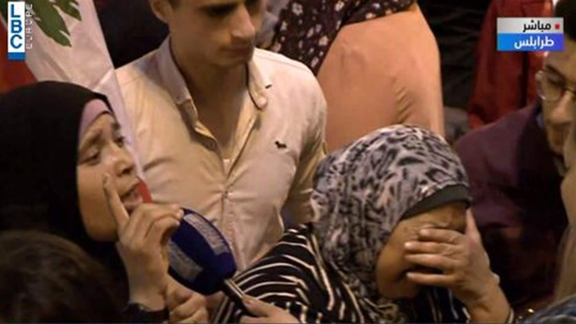 صرخة ودمعة لامرأة مسنة في طرابلس: ابني لاجئ في الخارج بينما الغريب يعيش في وطني (فيديو)