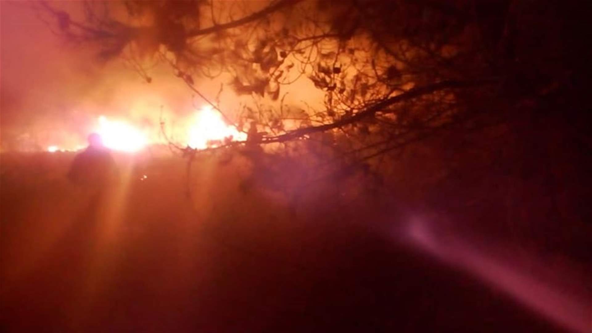 3 حرائق في خراج بلدة بينو- عكار (صور)