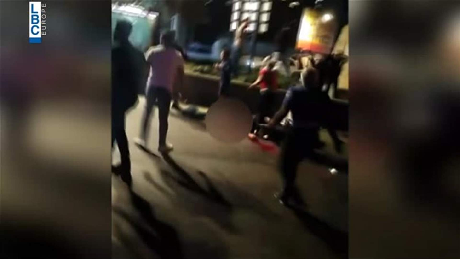اطلاق نار على شاب أثناء قطع الطريق... ماذا حصل في خلدة؟