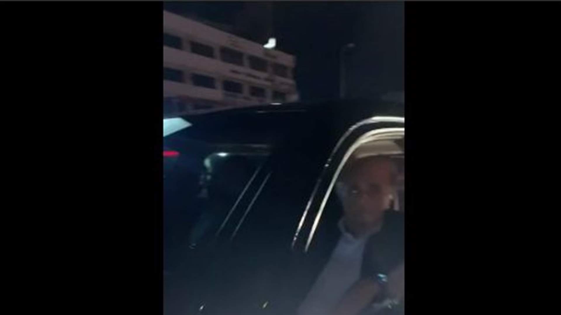 لحظة مرور جنبلاط ونجله تيمور عند احدى نقاط التظاهرات (فيديو)