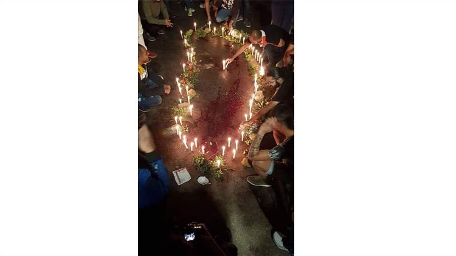اضاءة شموع في مكان وفاة علاء أبو فخر