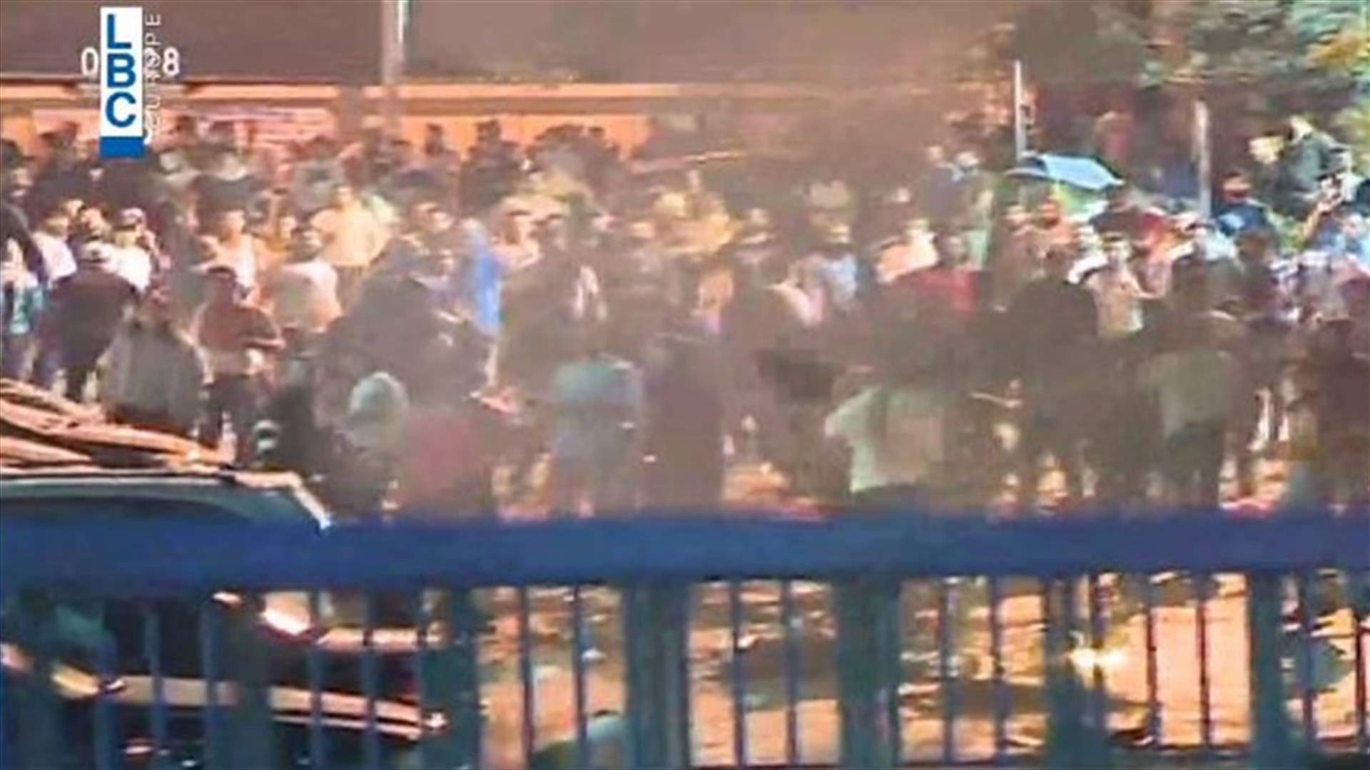 كر وفر بين الجيش ومحتجين عند الكولا... ورشق العناصر بالحجارة