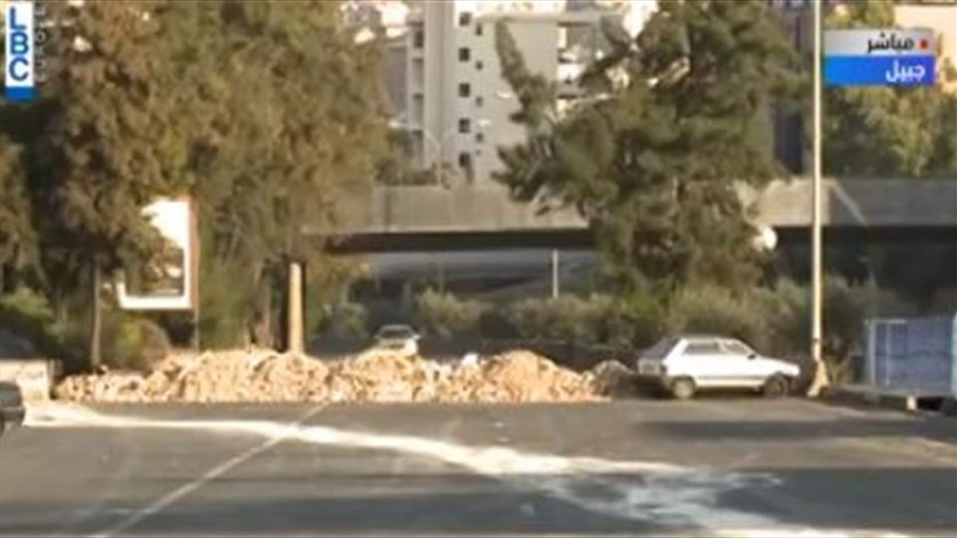 اوتوستراد جبيل مقطوع بالاتجاهين... (فيديو)