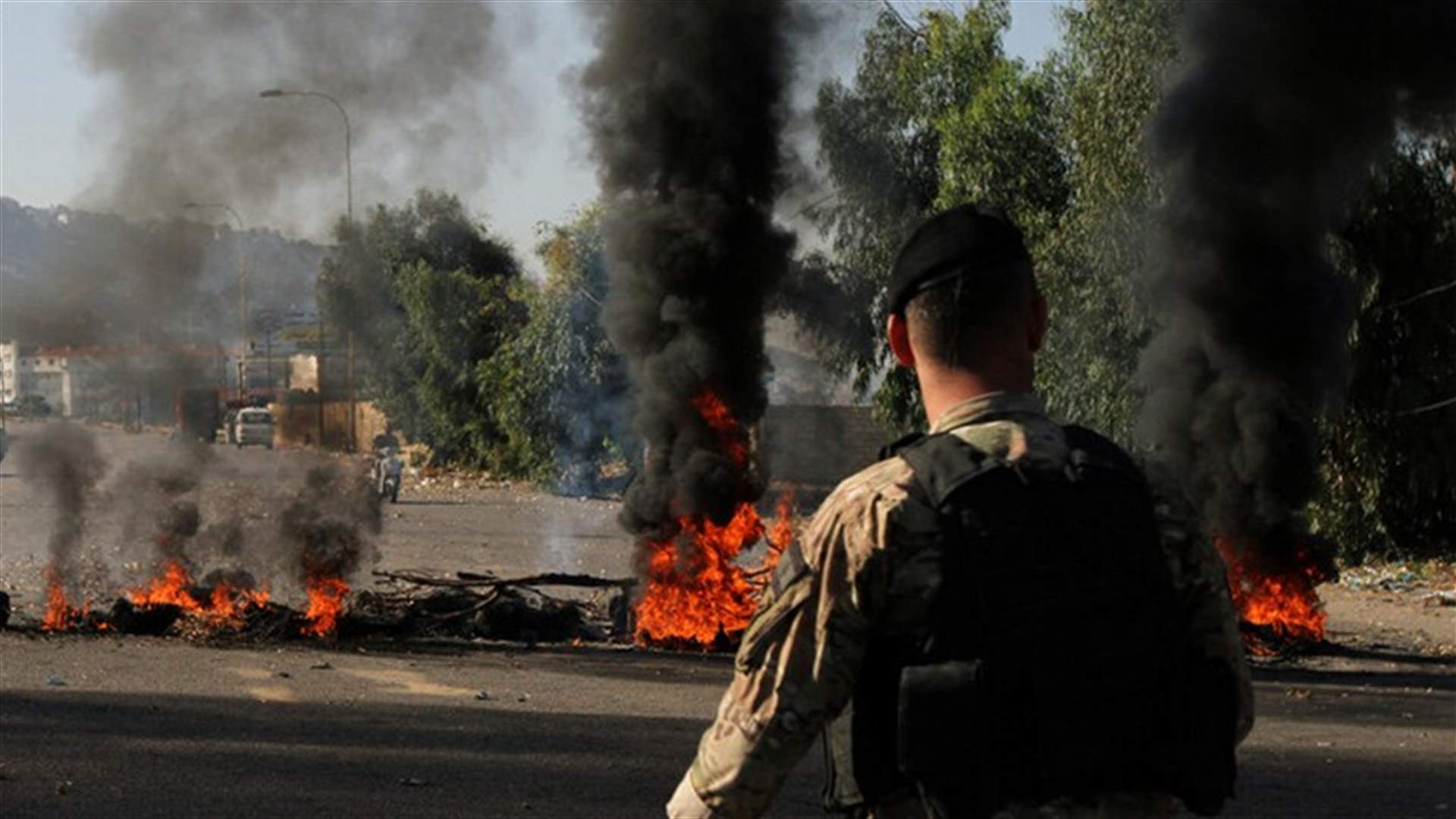انتشار كثيف للجيش على طريق القصر الجمهوري