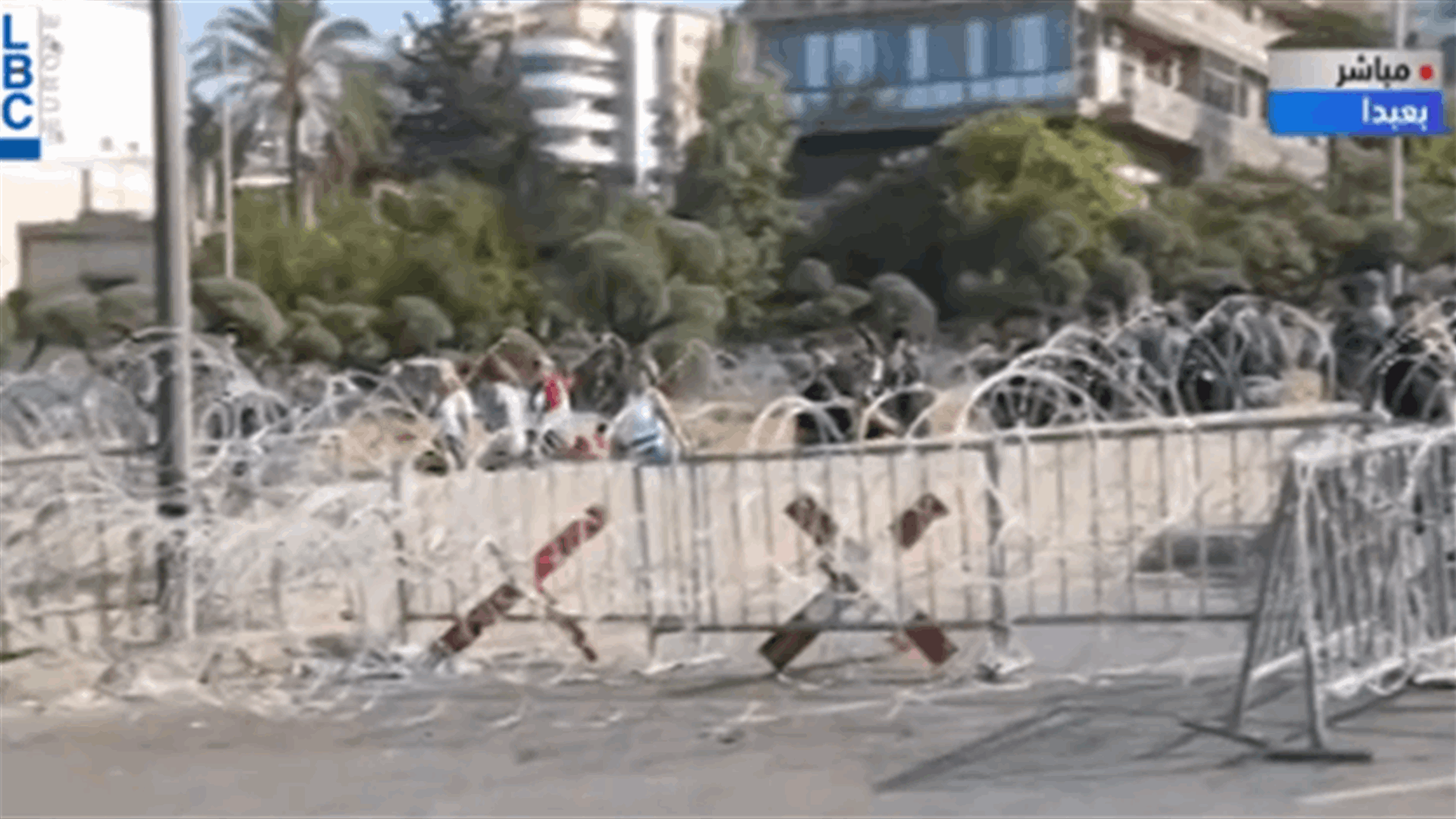 وفود من المحتجين على طريق القصر الجمهوري وسط تعزيزات أمنية (فيديو)
