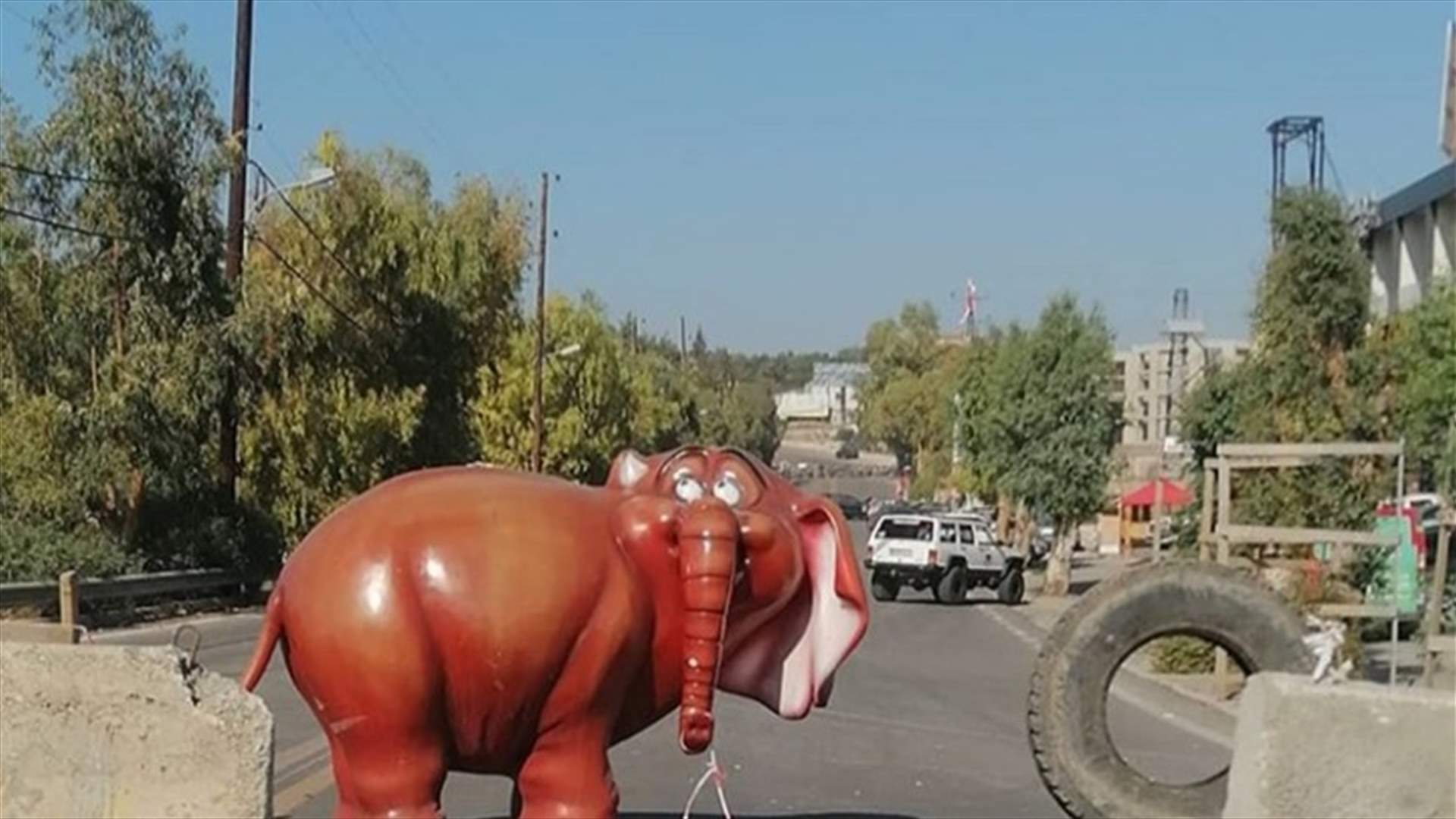 في كفرحزير الكورة... قطع الطريق بـ &quot;فيل&quot; ضخم