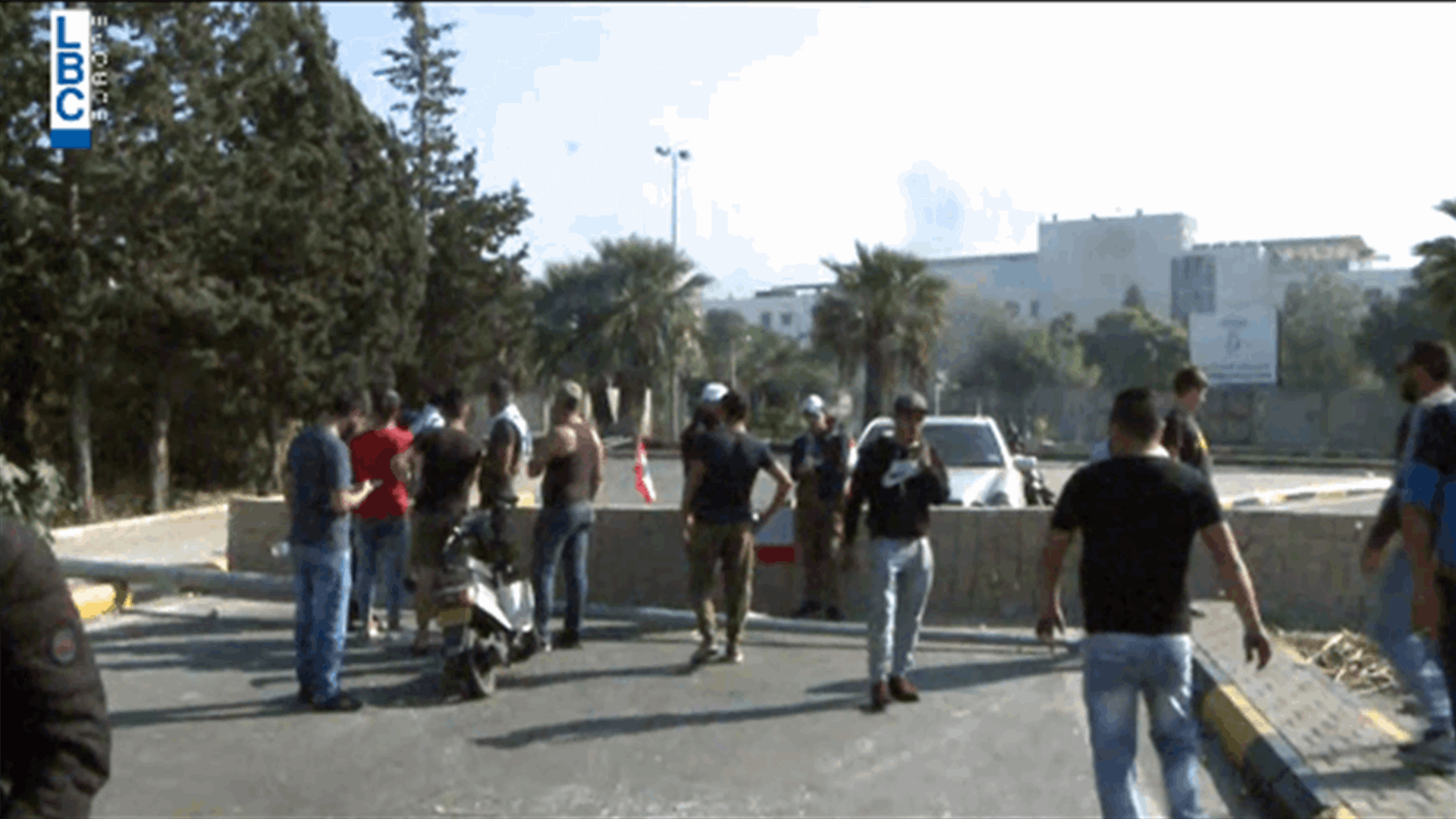 هذه هي صورة قطع الطرقات في طرابلس (فيديو)