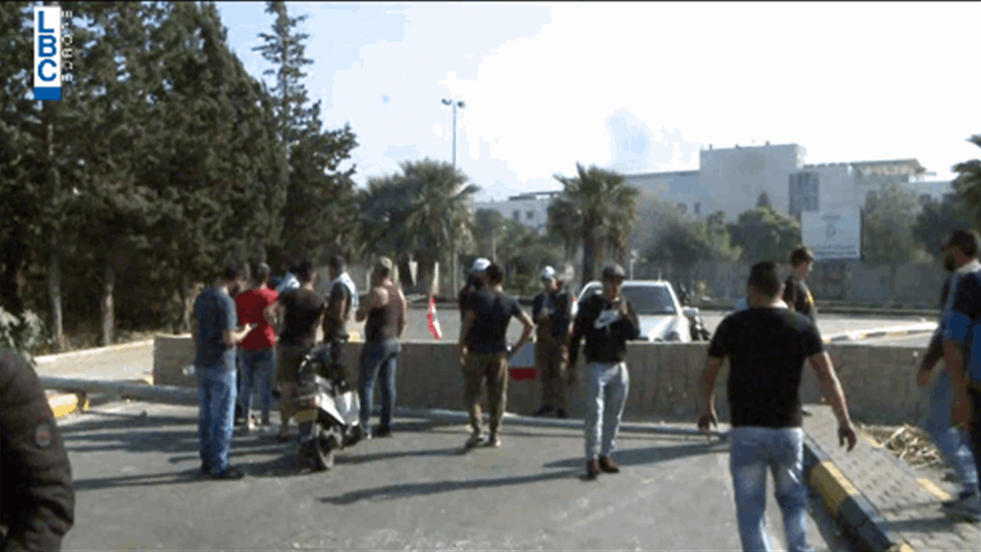 Protesters block roads in Tripoli (Video)