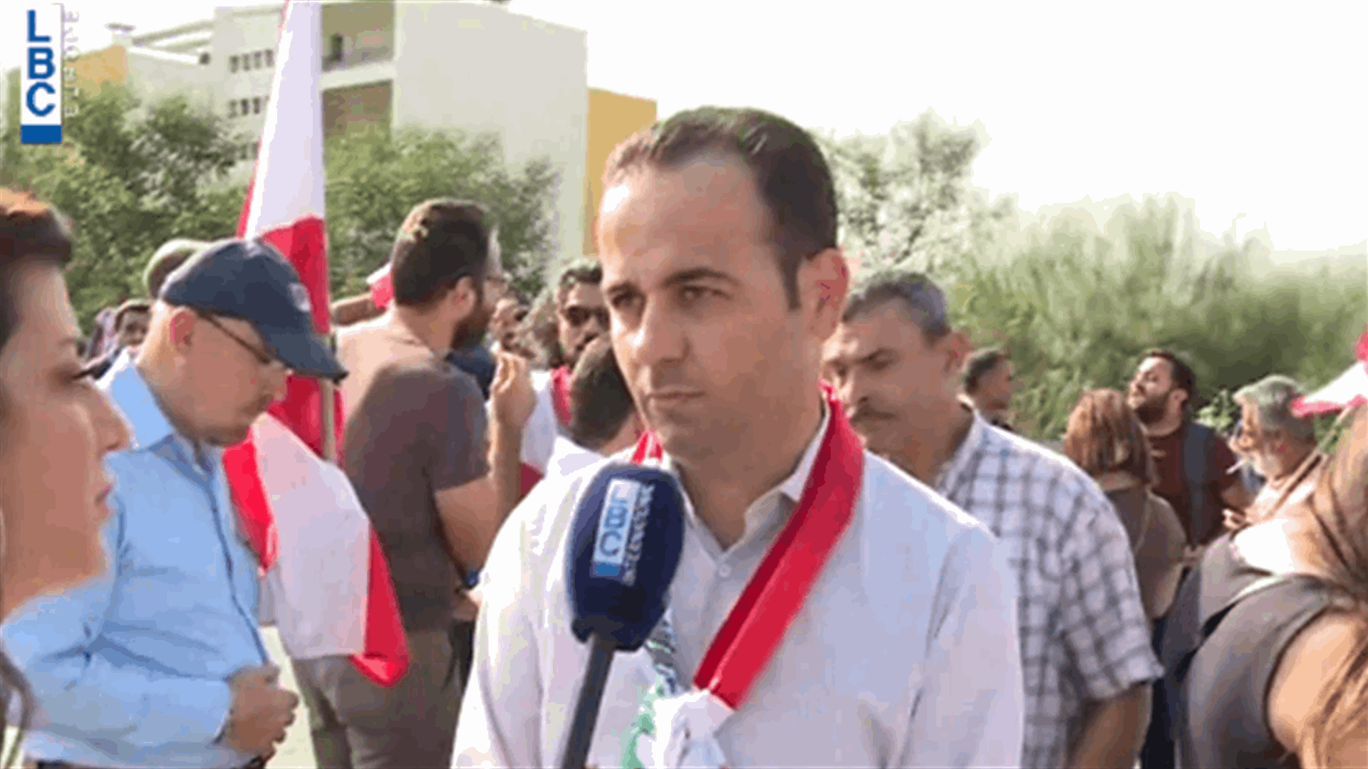 اقتراح باختيار 10 من المحتجين للقاء الرئيس عون...فكيف جاء الجواب؟ (فيديو)