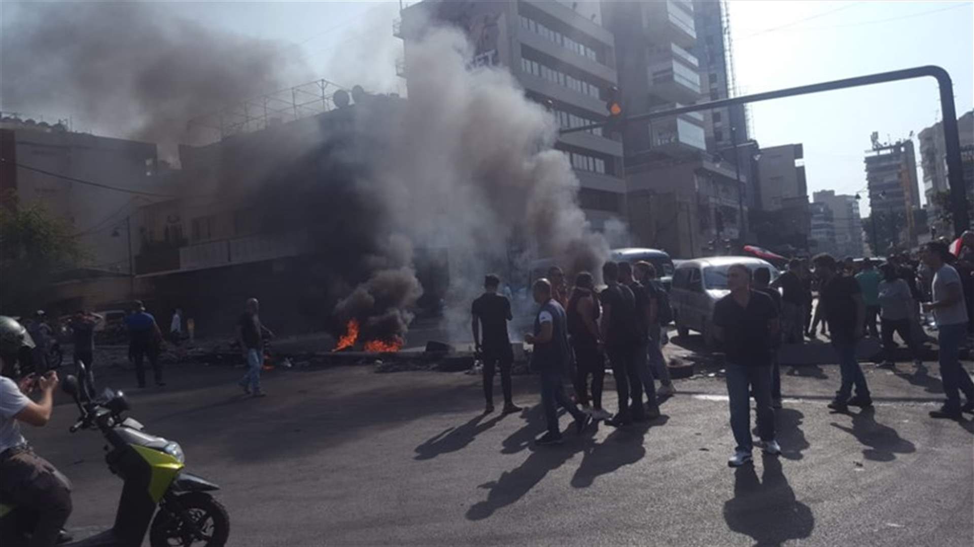 تلاسن بين المحتجين والسائقين في جل الديب...