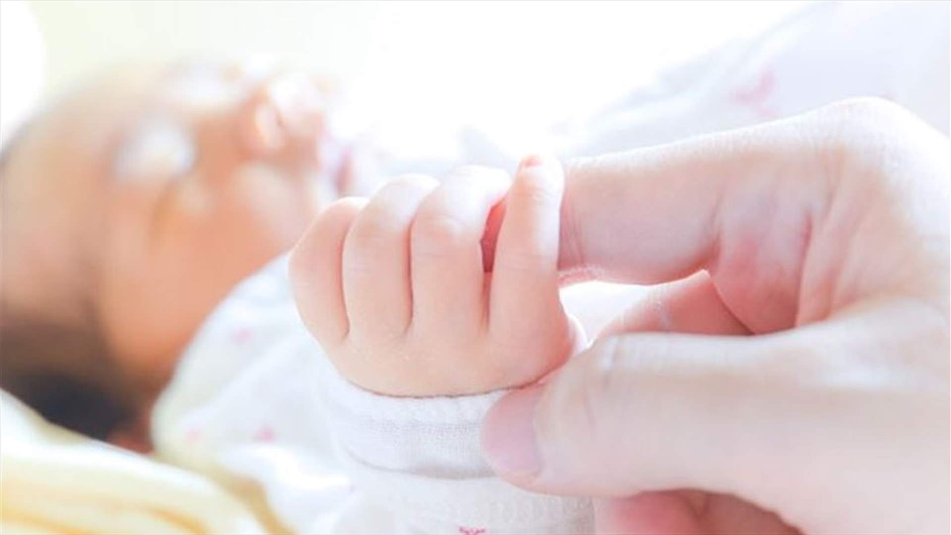 أب يبيع طفلته لإنفاق المال على "نجمات البث المباشر على الإنترنت"