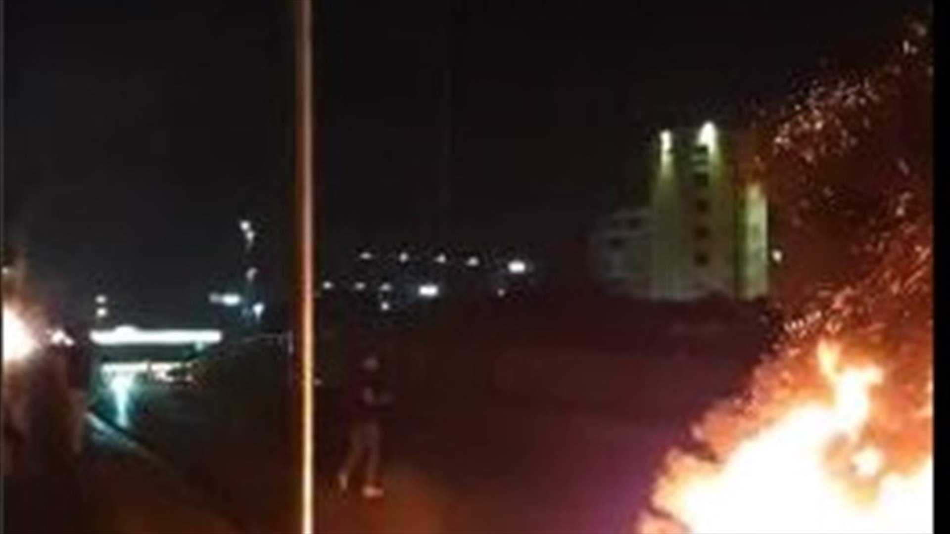 قطع السير على جسر الكولا بالاطارات المشتعلة... (فيديو)