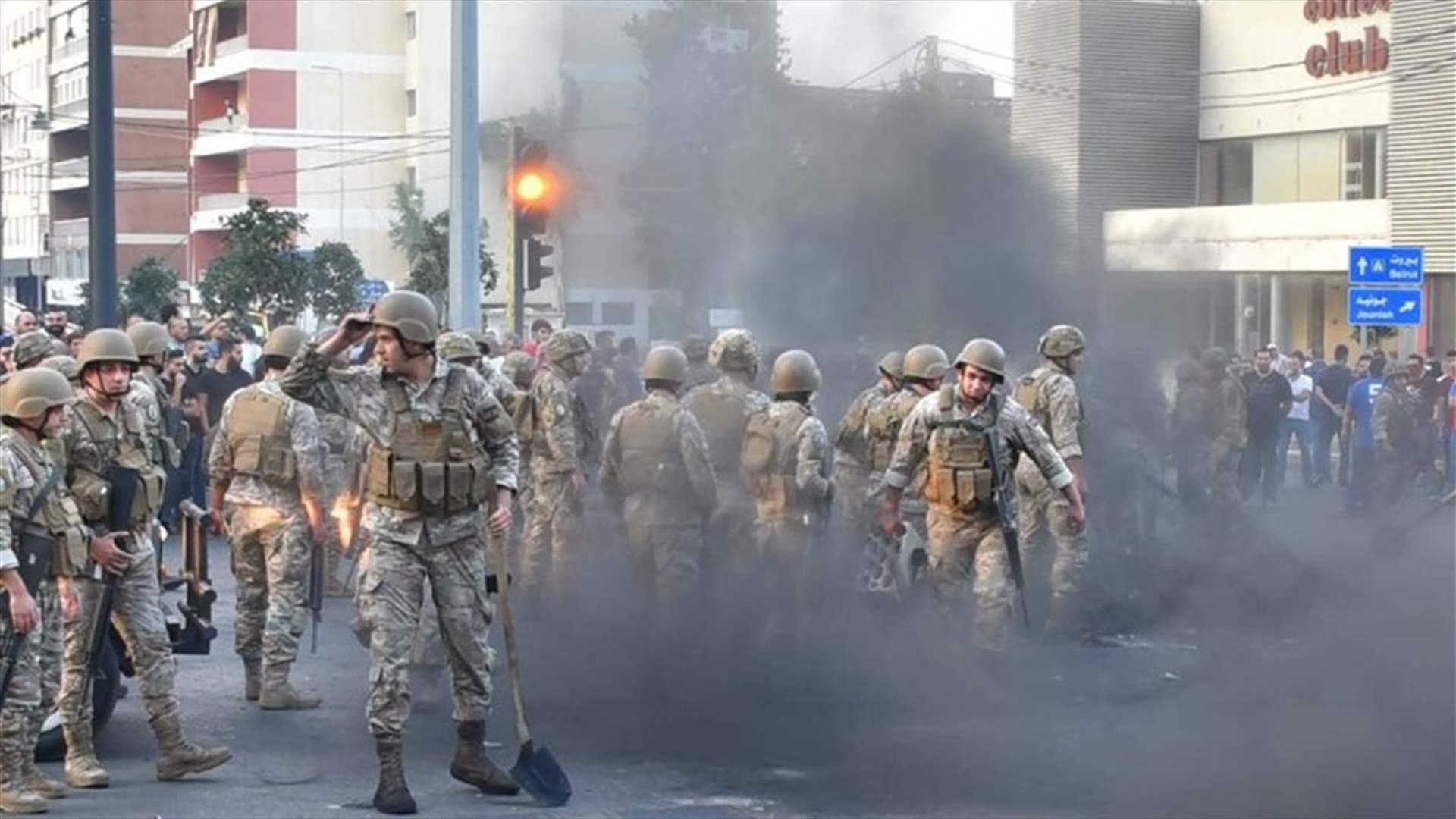 الجيش أخرج عددا من الشبان من المبنى المطوق في جل الديب
