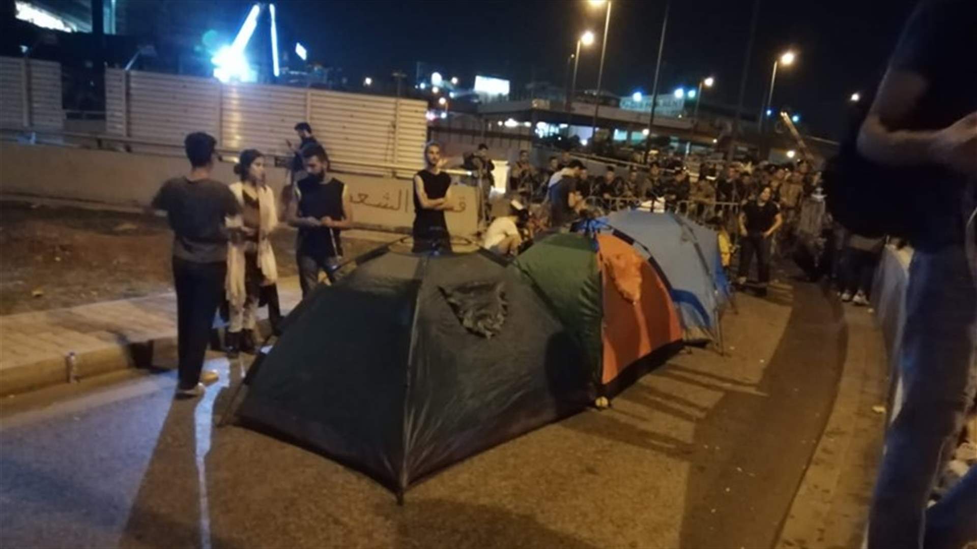محتجو طريق القصر الجمهوري يطالبون باطلاق احد زملائهم