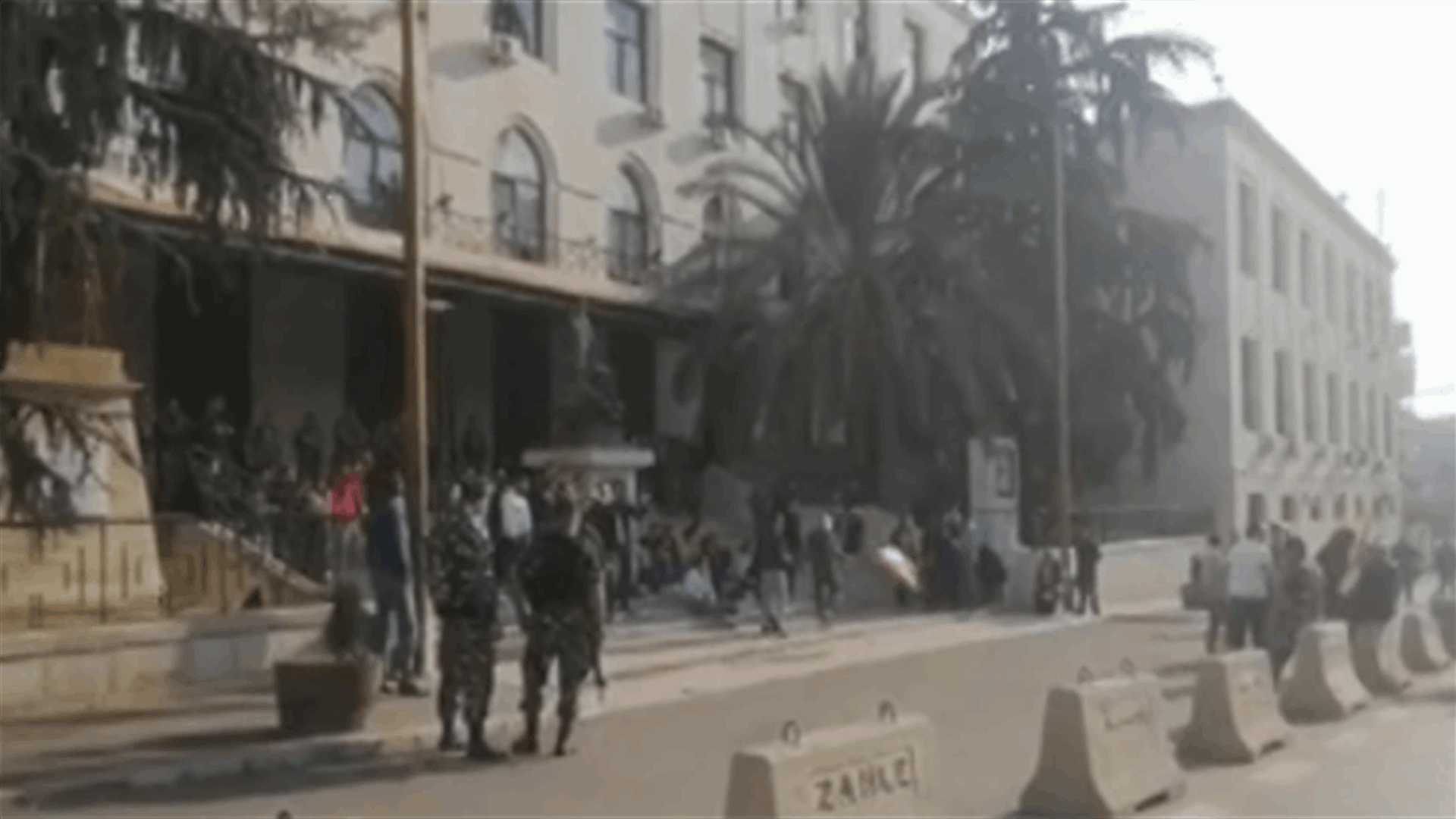 طلاب يقفلون دوائر رسمية في زحلة (فيديو)