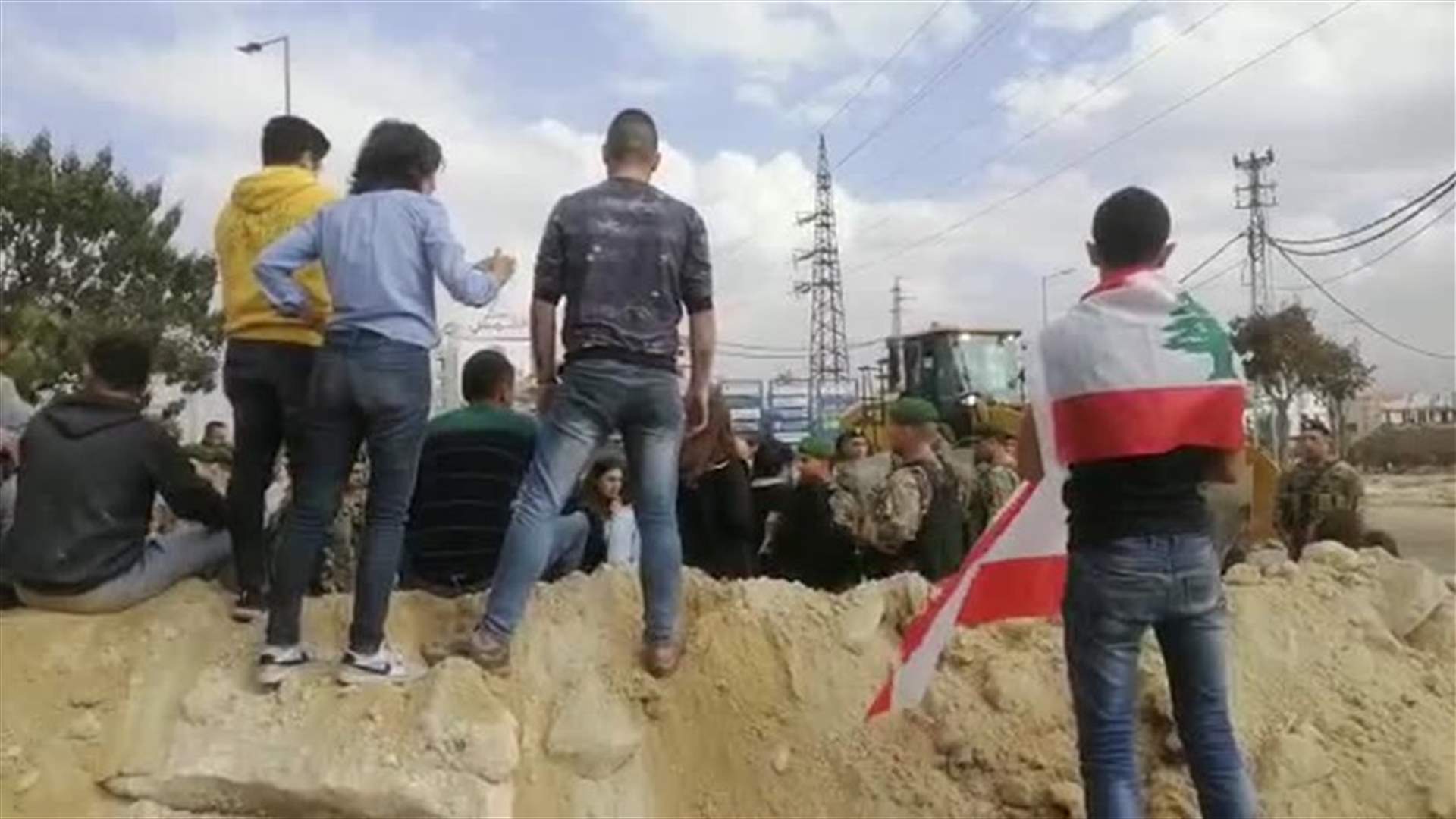 المتظاهرون في زحلة يفترشون الأرض والجيش يطالب بفتح الطريق (فيديو)