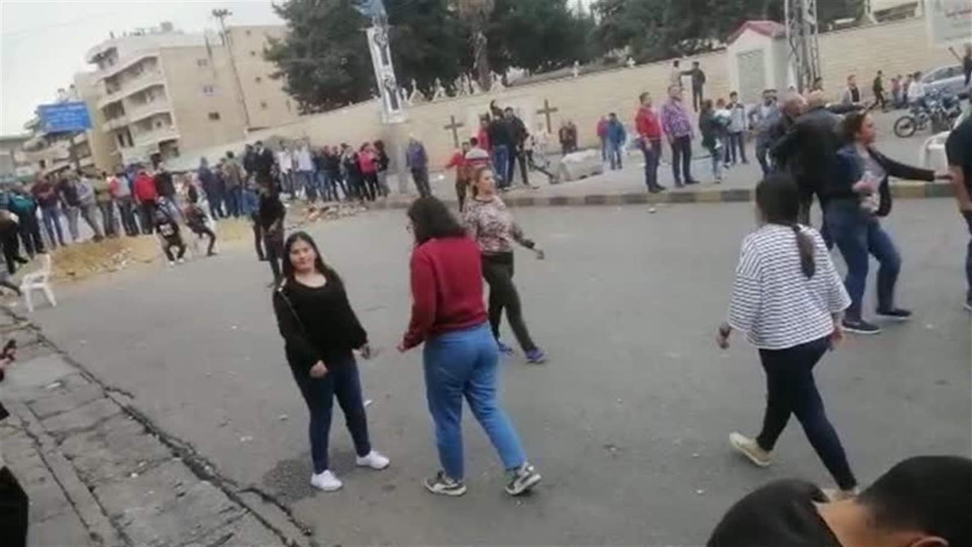 عمليات كر وفر أثناء محاولة الجيش فتح الطريق في تعلبايا