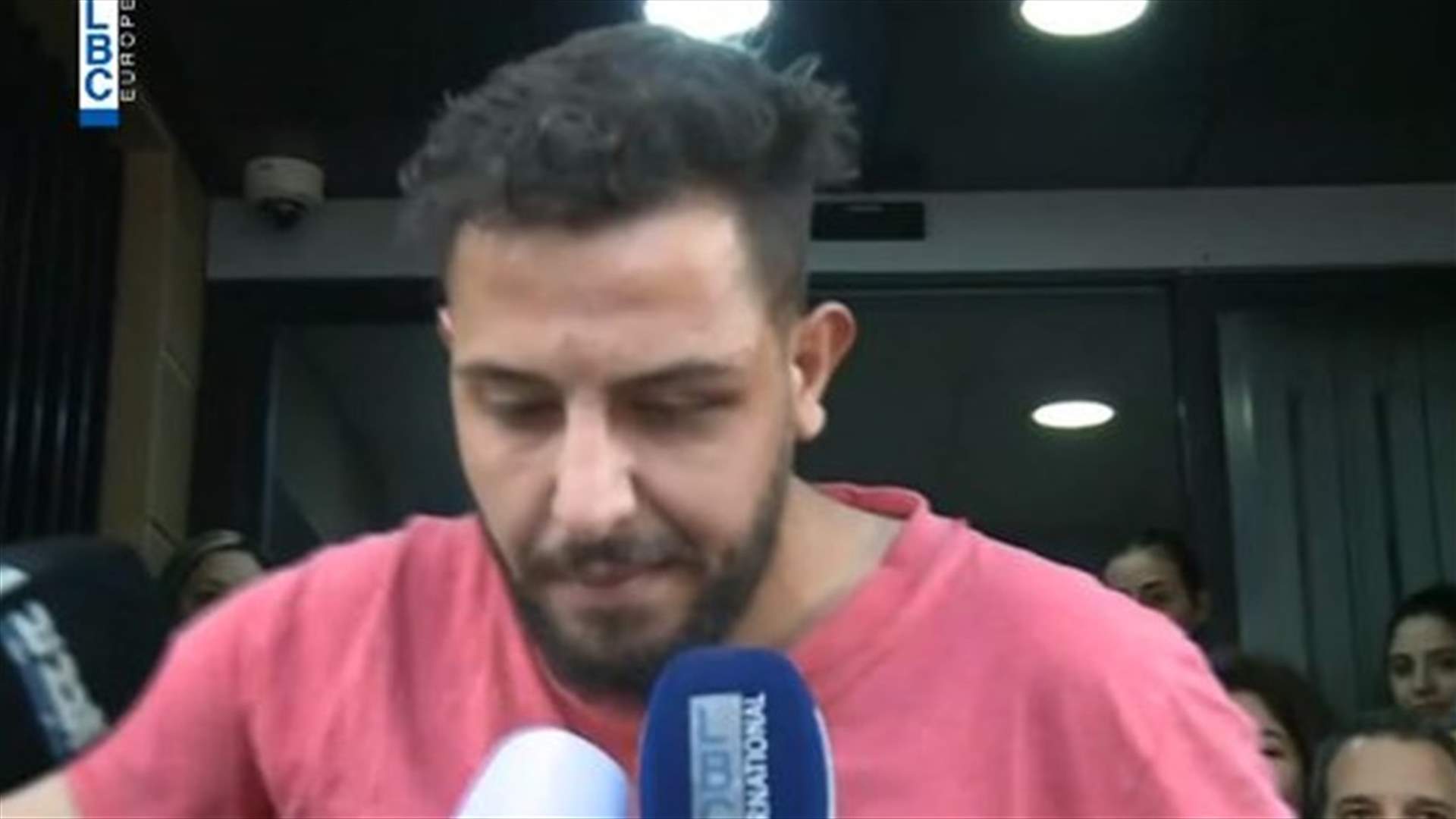 الإفراج عن الناشط خلدون جابر... ماذا قال لحظة خروجه من فصيلة رأس بيروت؟ (فيديو)