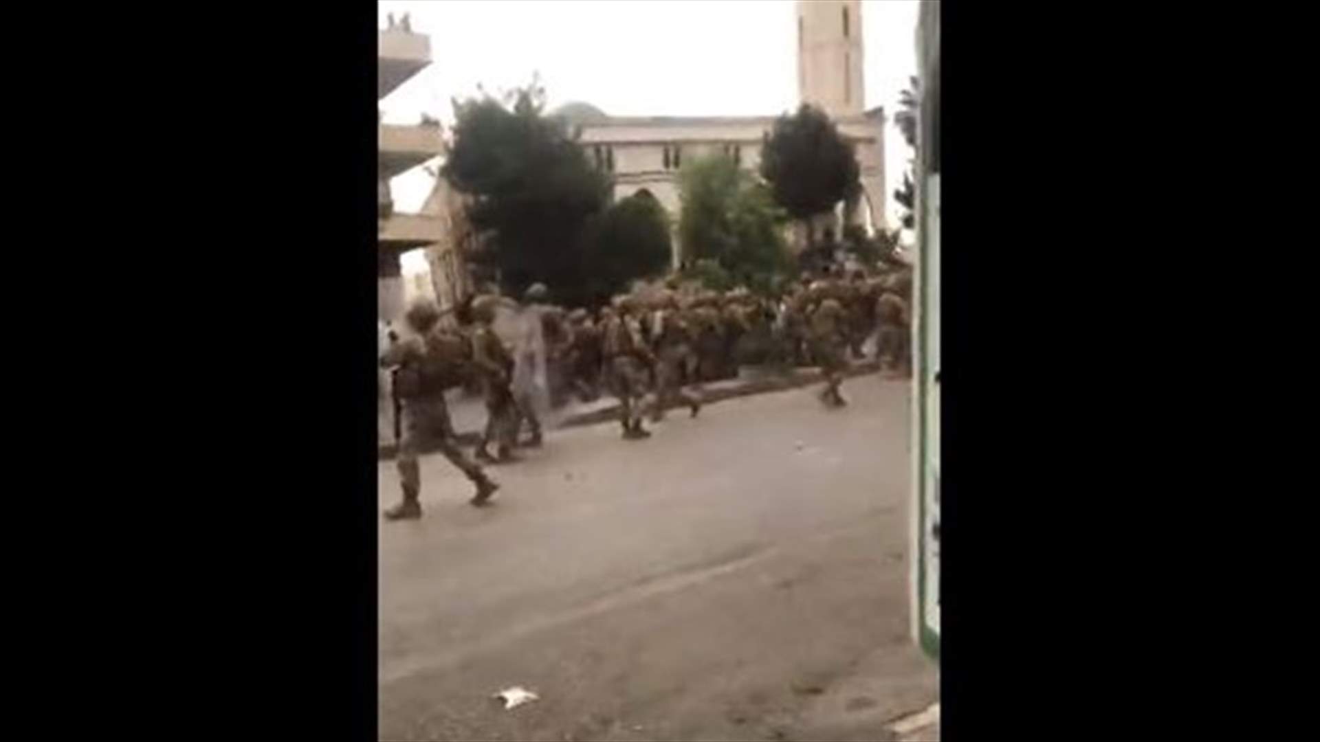 فيديوهات تظهر لحظة رشق عناصر الجيش بالحجارة عند تقاطع سعدنايل - تعلبايا