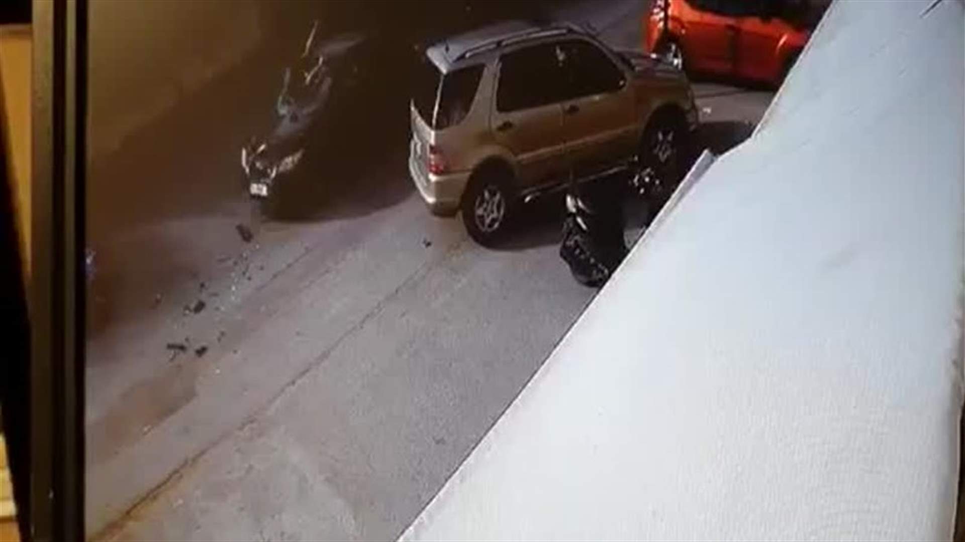 حادث سير مروع في النبطية... مواطن استقر داخل واجهة سيارة (فيديو)