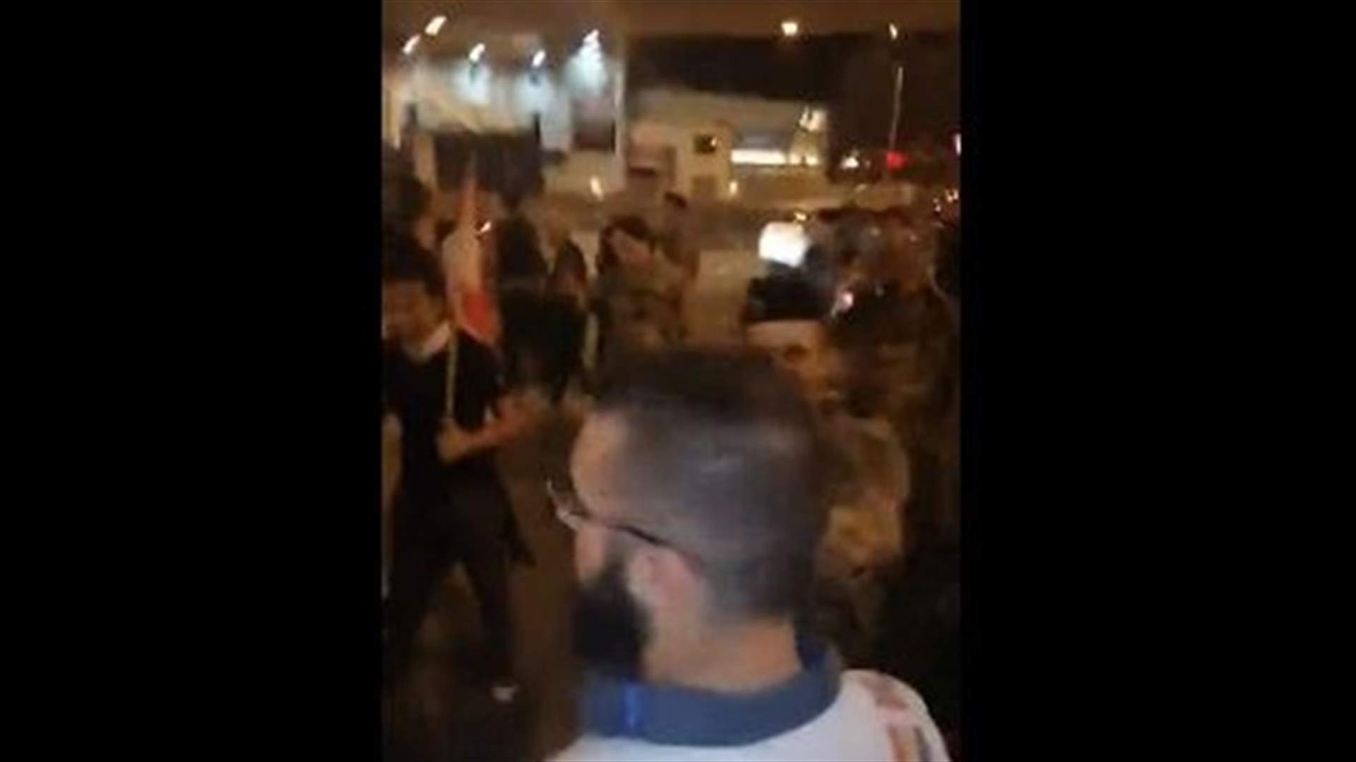 اشكال وتدافع بين المتظاهرين والجيش في جل الديب (فيديو)
