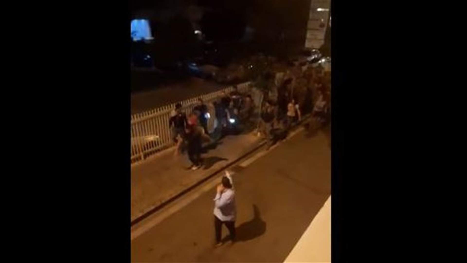 الجيش يلاحق متظاهرين بعد محاولتهم قطع اوتوستراد جل الديب (فيديو)