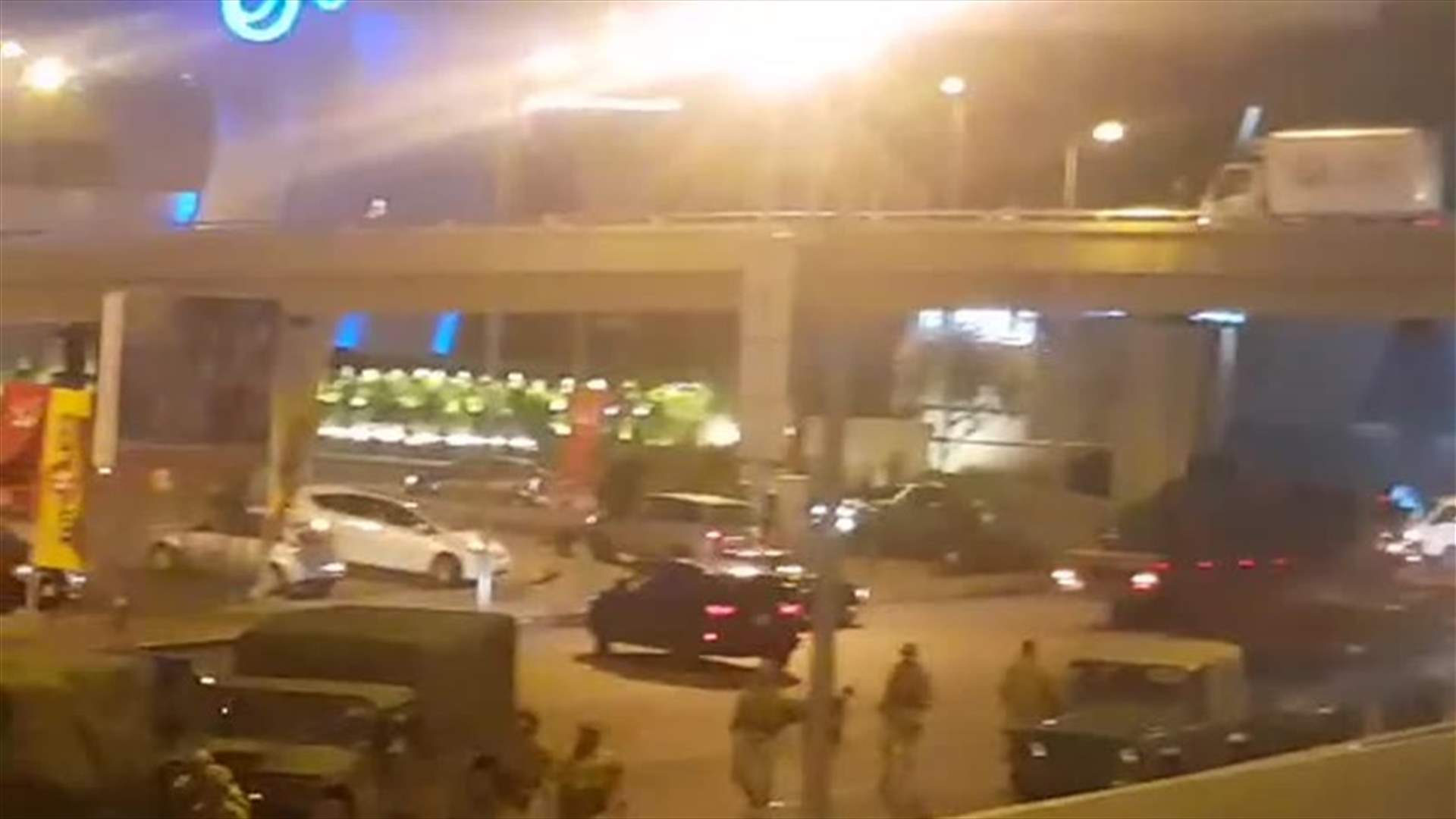 الجيش عمل على فتح اوتوستراد جل الديب فجرًا (فيديو)