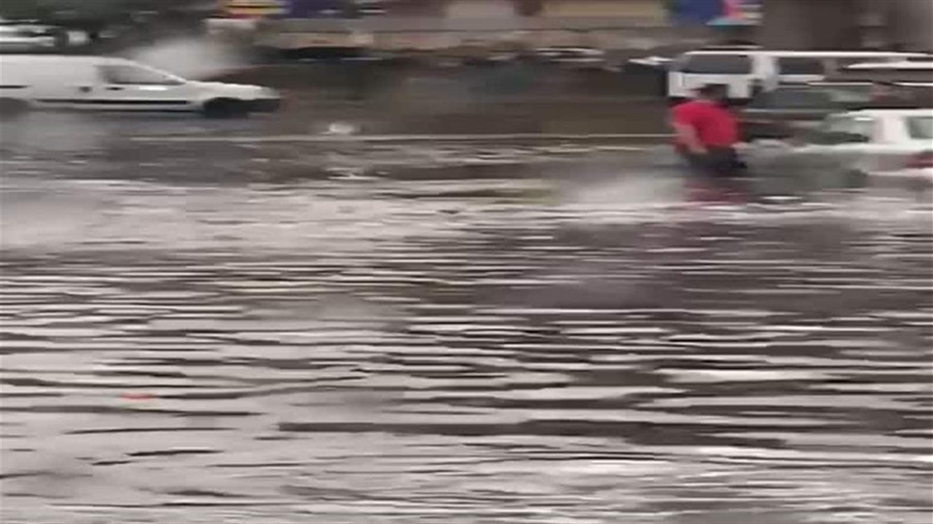 Roads turn into lakes due to heavy rainfall in several Lebanese regions (Videos)