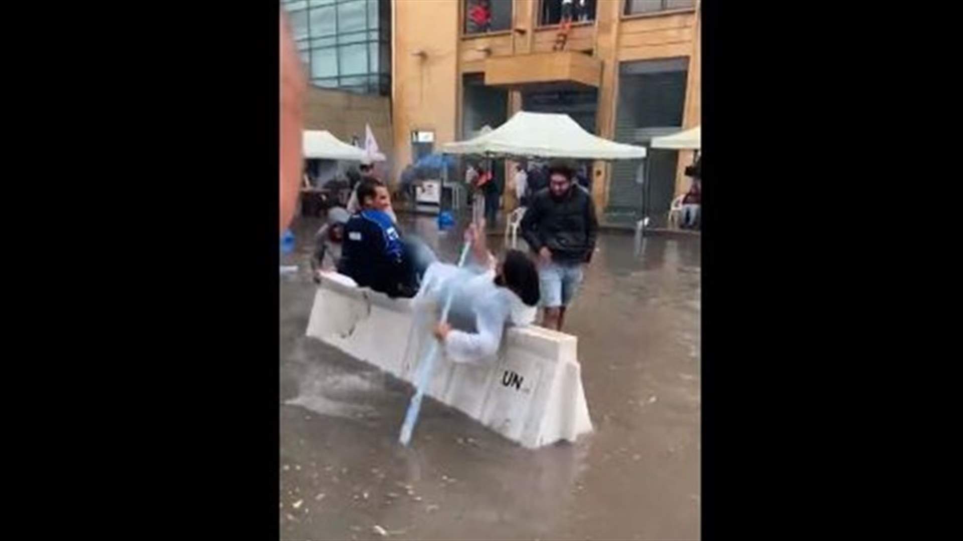 تجذيف على متن عوائق بلاستيكية في "بحر رياض الصلح" (فيديو)