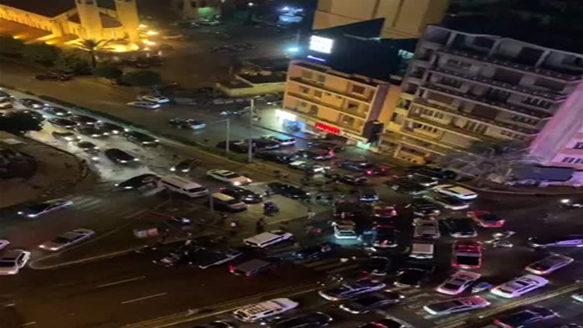 متظاهرون قطعوا جسر الرينغ بسياراتهم لبعض الوقت خلال مسيرة سيّارة (فيديوهات)