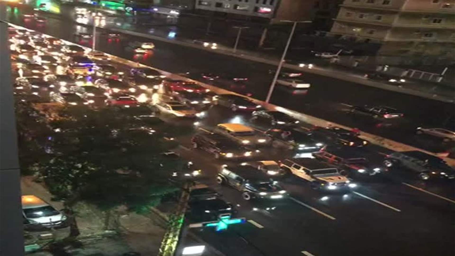 بعد جسر الرينغ... موكب السيارات توقّف لبعض الوقت في جل الديب (فيديوهات)