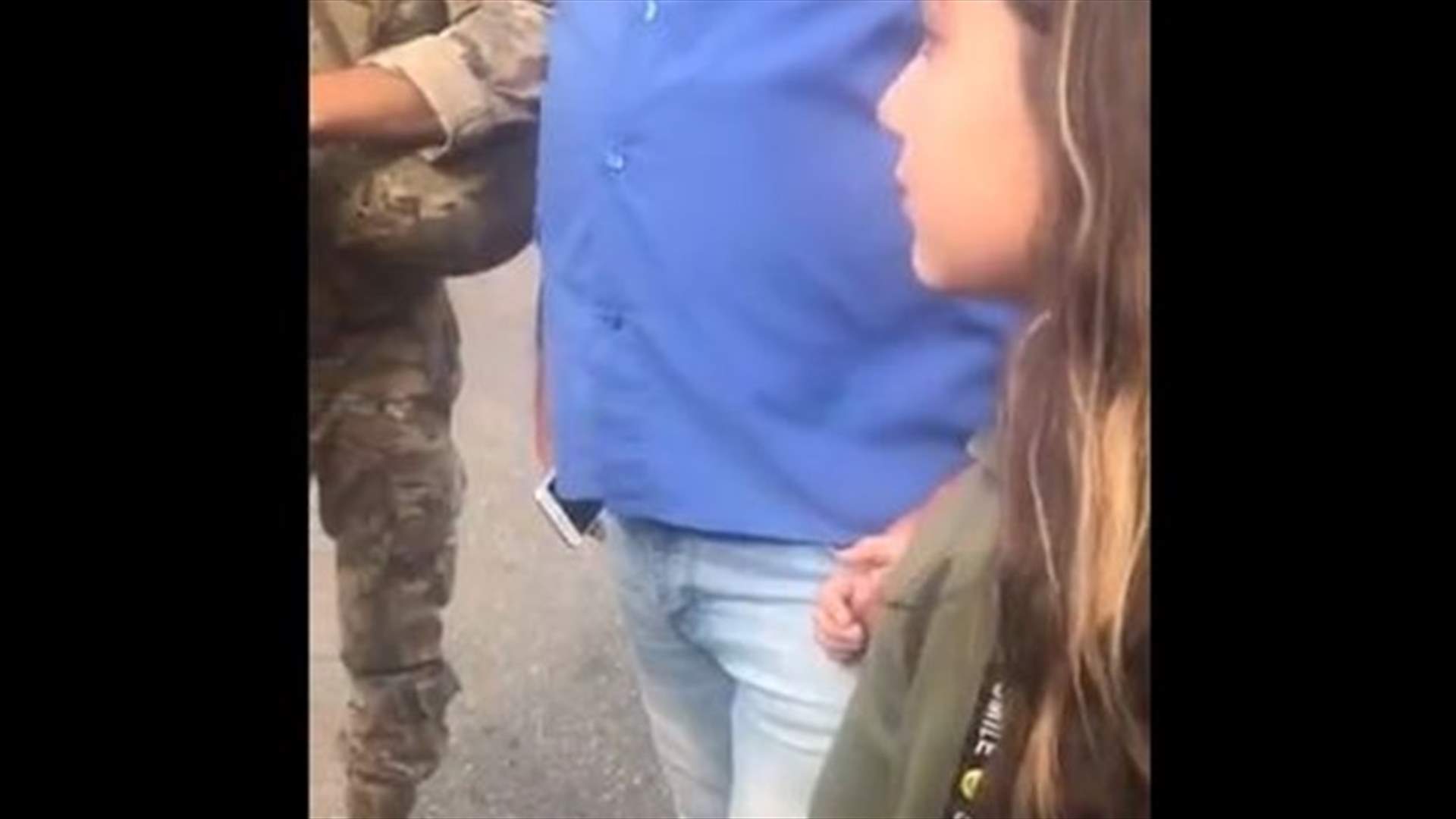 دموع ابنة موقوف في الشوف... هكذا رد عليها الجندي (فيديو)