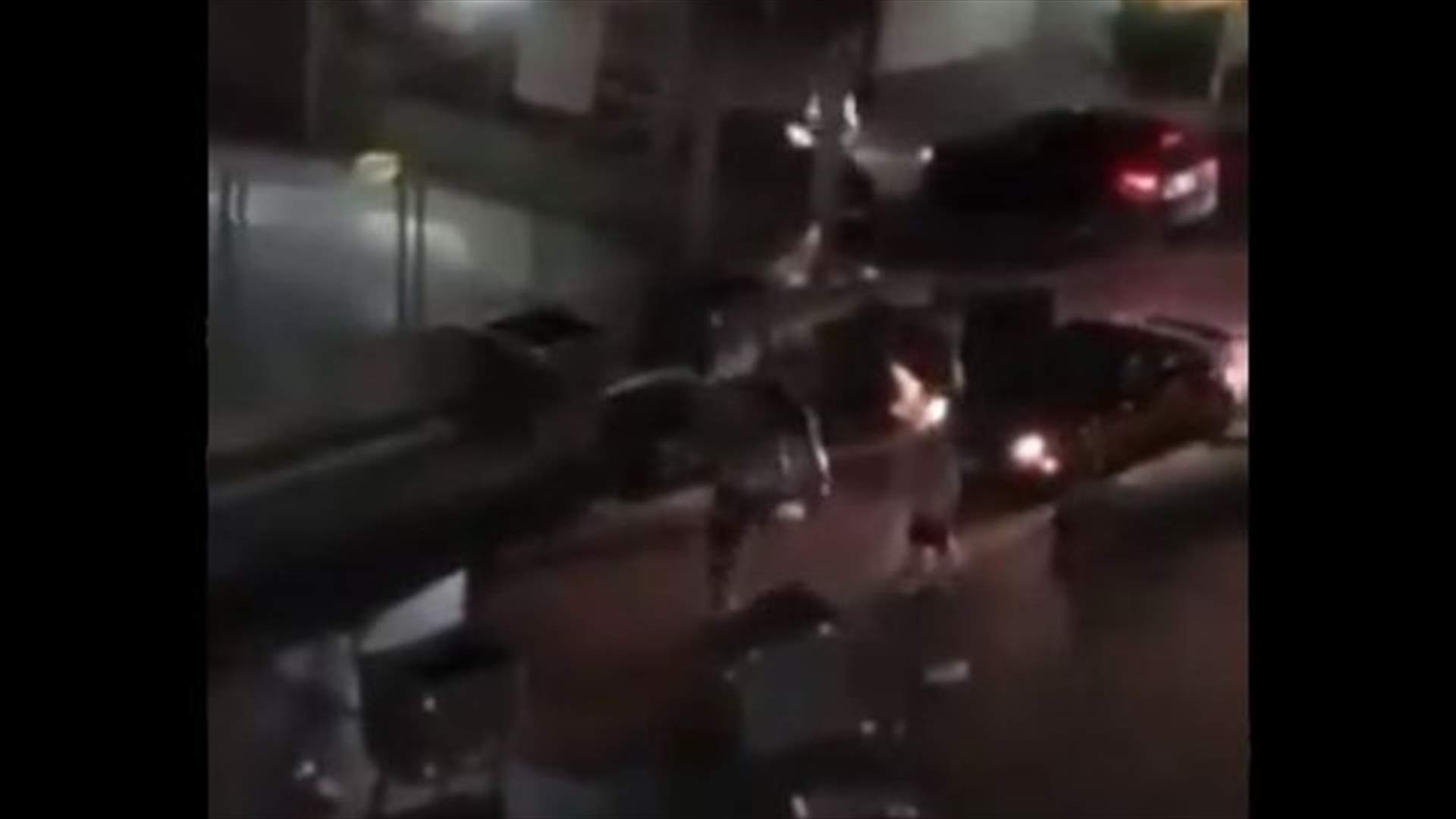 لحظة اصطدام سيارة بحاوية وضعها معتصمون لقطع الطريق (فيديو)