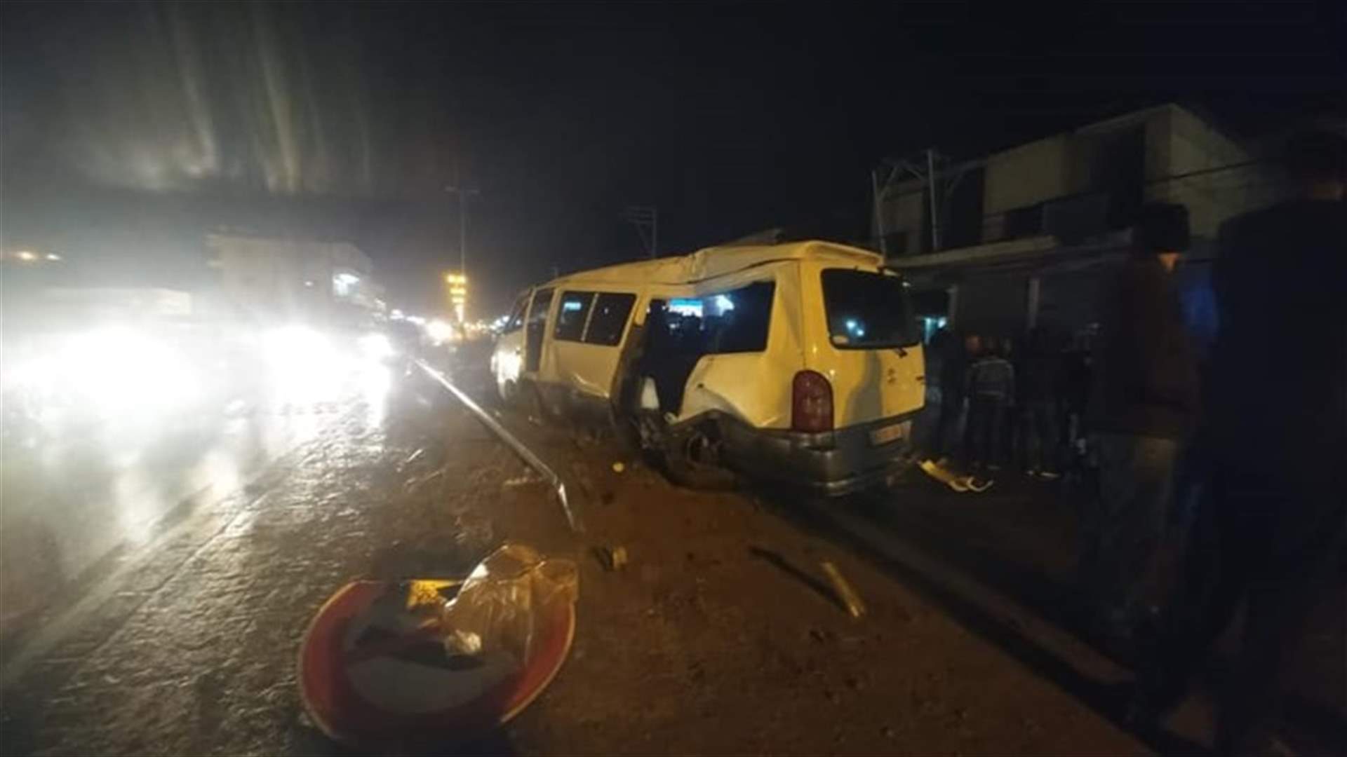 لحظة وقوع حادث مروع على طريق الفرزل زحلة... فان اصطدم بسيارة على سرعة عالية (فيديو)