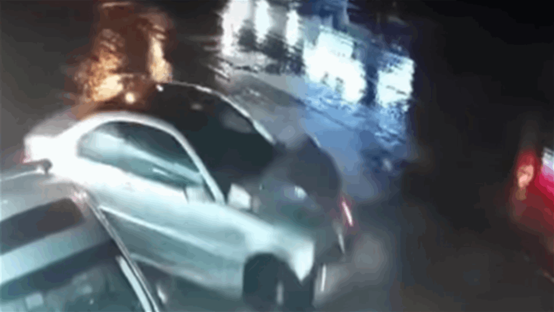 على طريق ضهر العين... انزلاق سيارة واصطدامها باخرى على جانب الطريق (فيديو)