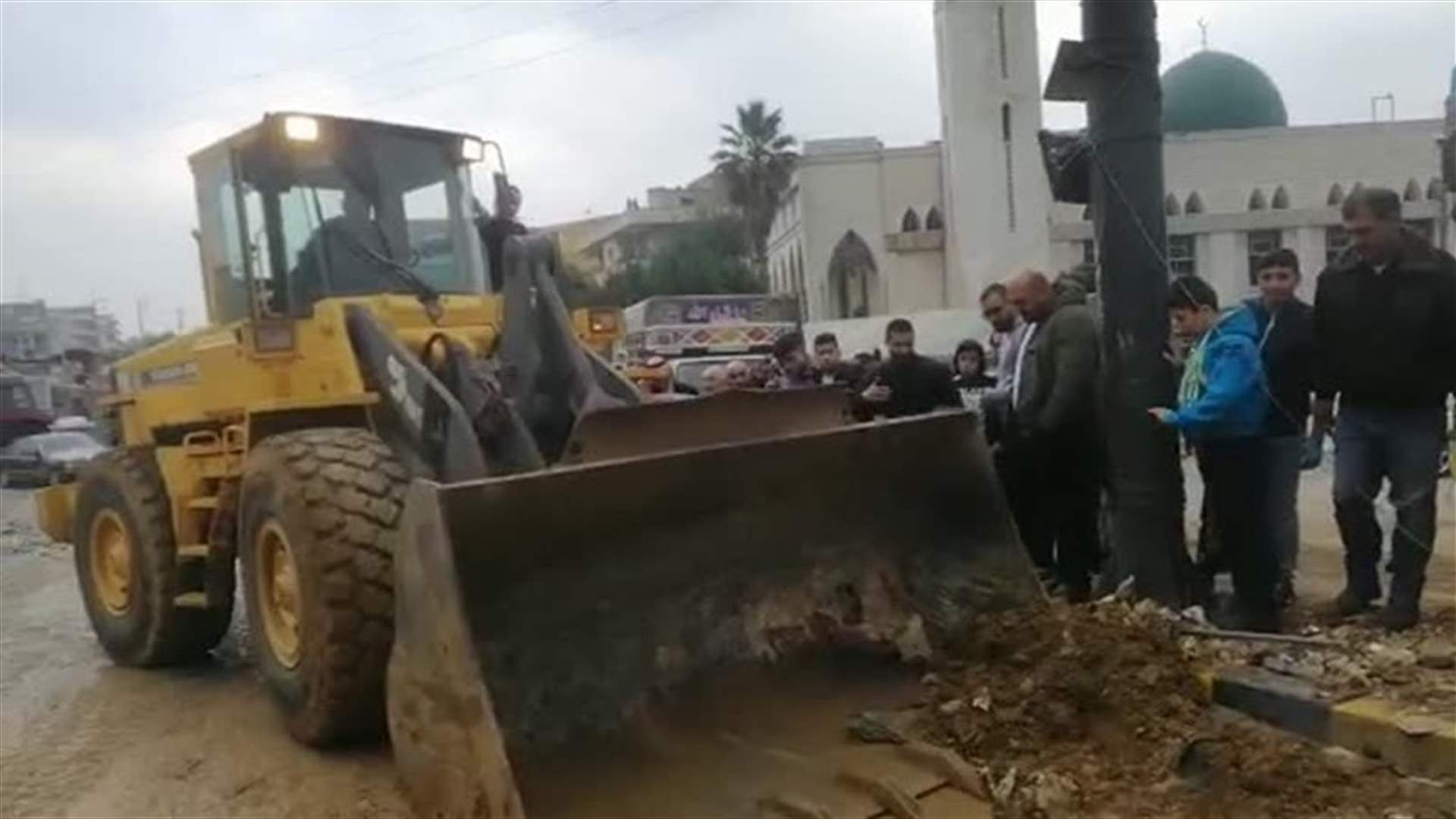 اعادة فتح الطريق في تعلبايا بطلب من الجيش (فيديو)