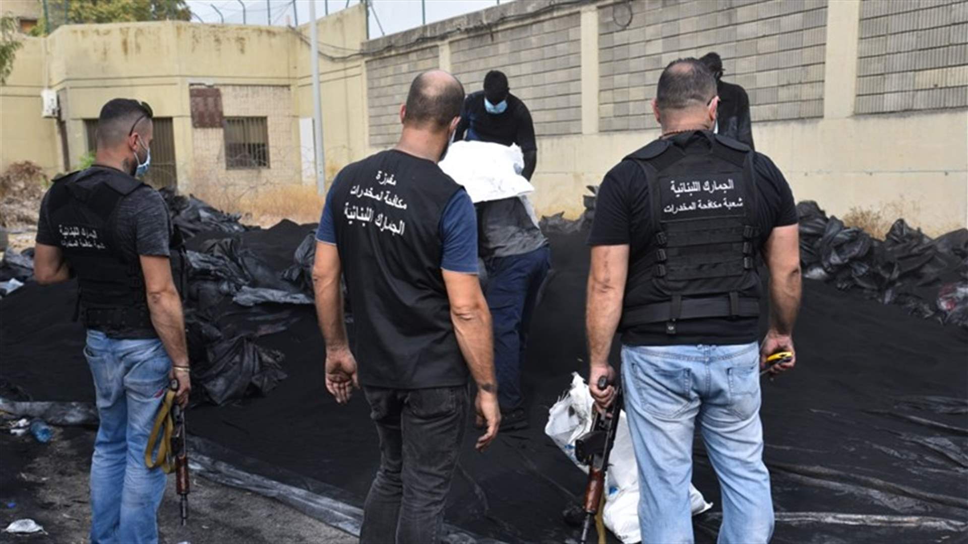 الجمارك تحبط عمليتي تهريب للمخدرات وتوقف أحد المتورطين (صور)