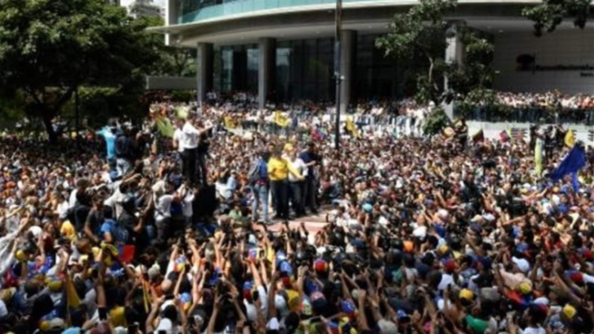 غوايدو يحشد آلاف المتظاهرين ضد مادورو في كراكاس