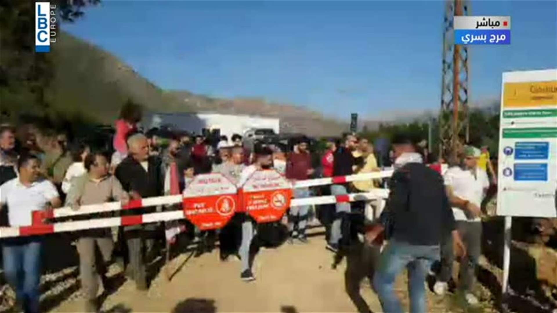 المعتصمون يزيلون البوابة الحديدية في مرج بسري (فيديو)