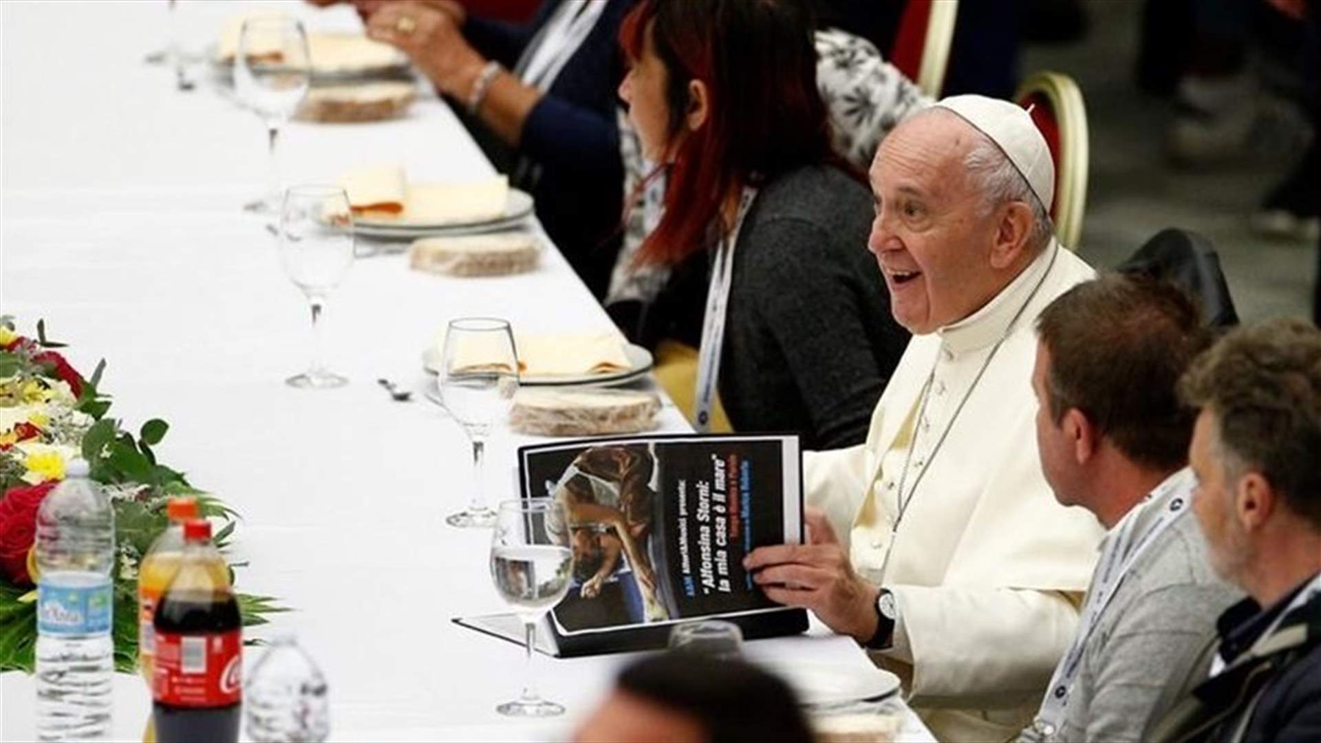 Pope hosts meal for 1,500 needy people