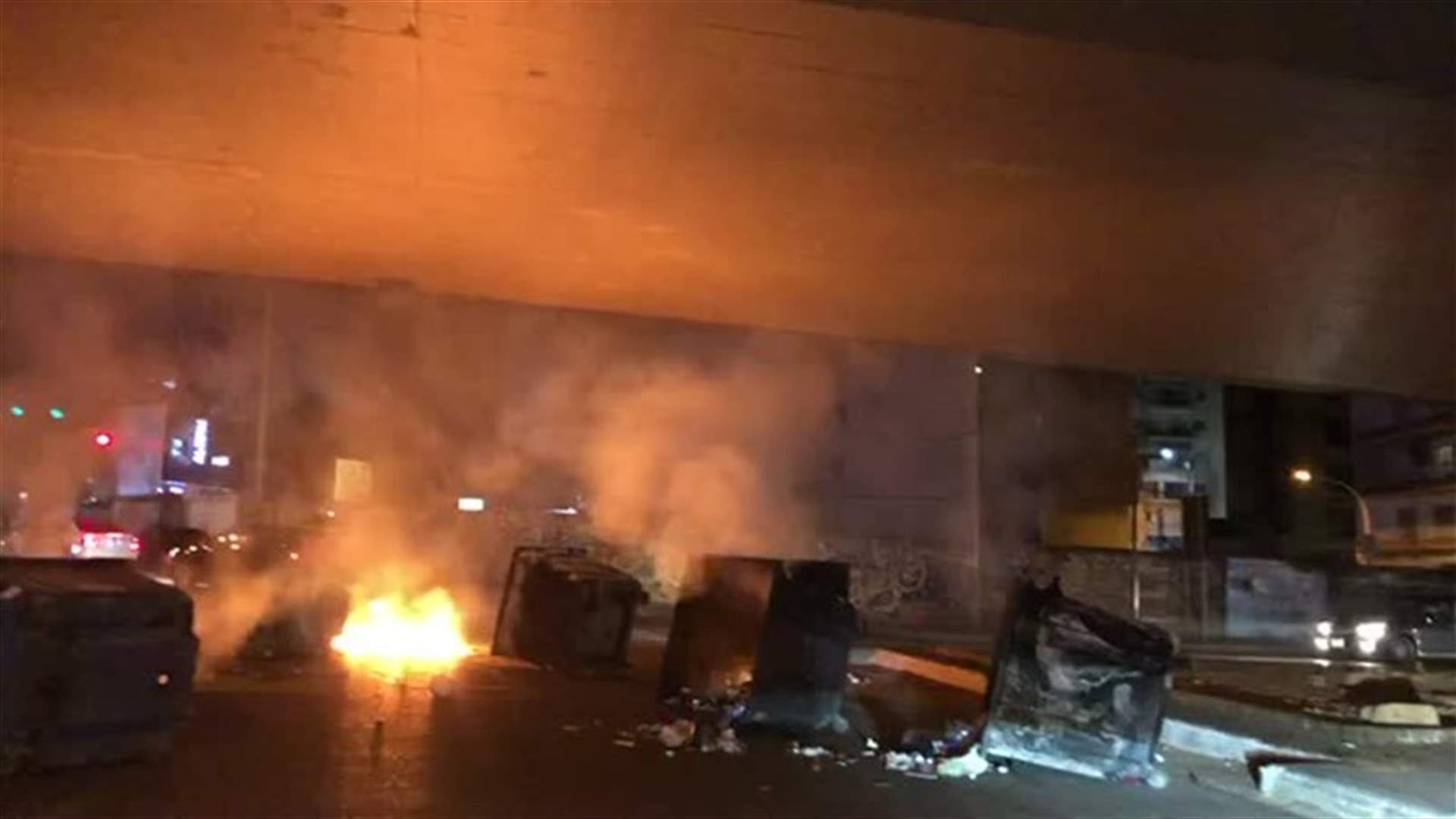 قطع الطريق تحت جسر الكولا بالنفايات المشتعلة (فيديو)